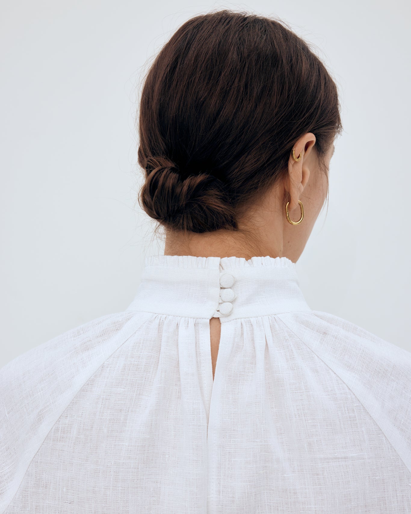 Купіть виріб ручної роботи Embroidered shirt "Bouquet" від Nadiia World. Ідеальний вибір для додавання вишуканості та шарму до вашого житлового простору або колекції особистих аксесуарів.