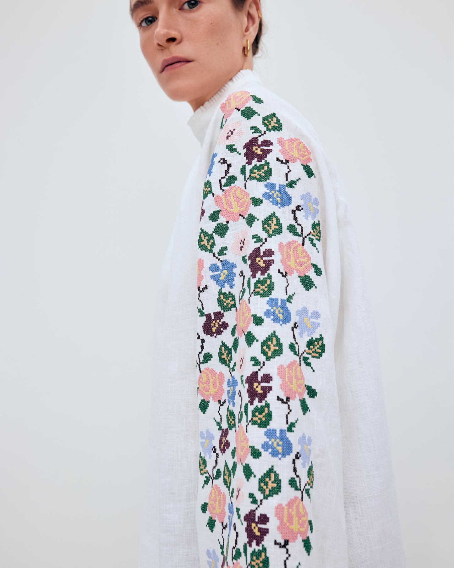 Купіть виріб ручної роботи Embroidered shirt "Bouquet" від Nadiia World. Ідеальний вибір для додавання вишуканості та шарму до вашого житлового простору або колекції особистих аксесуарів.