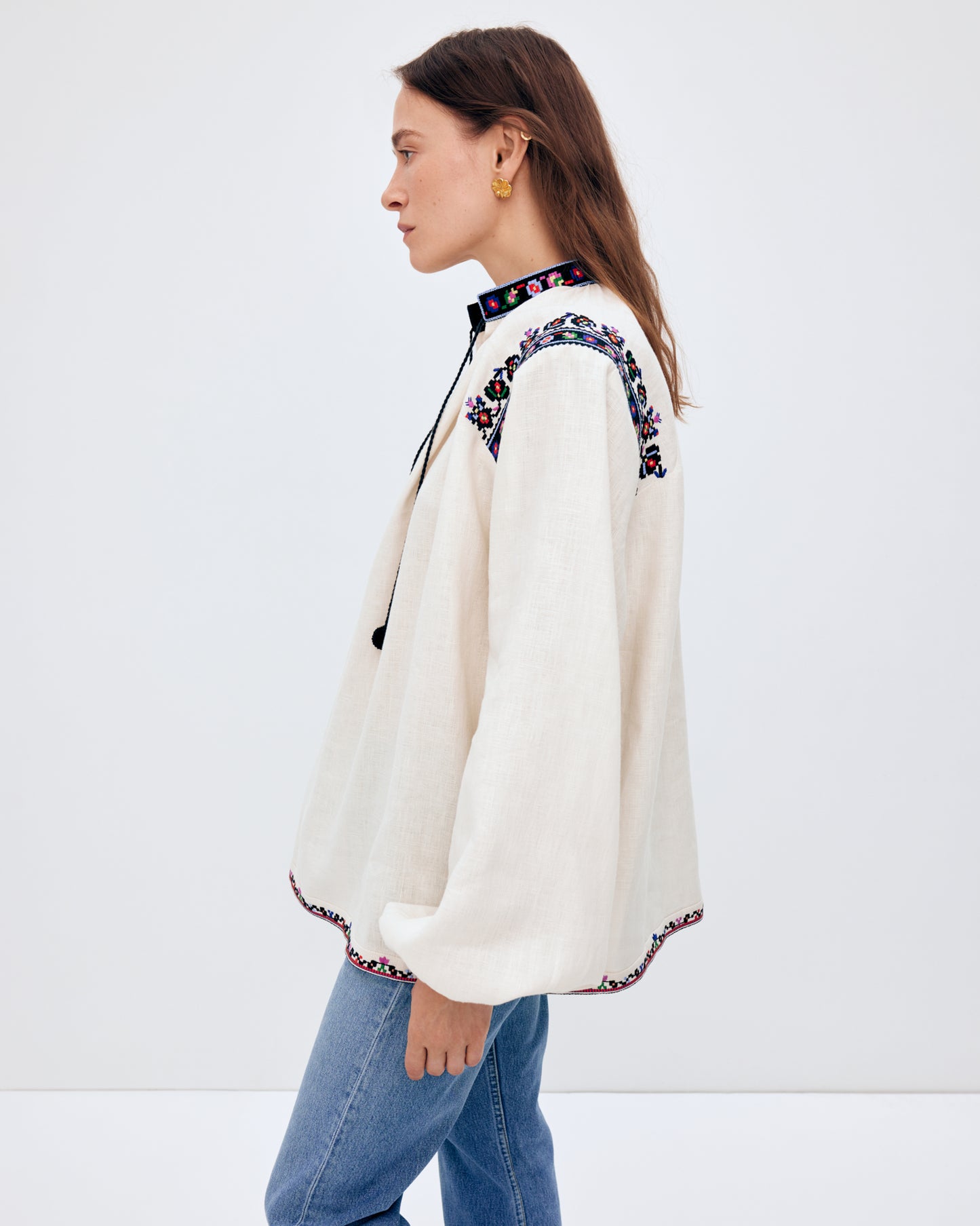 Купіть виріб ручної роботи Women's embroidered shirt "Olga" від Nadiia World. Ідеальний вибір для додавання вишуканості та шарму до вашого житлового простору або колекції особистих аксесуарів.