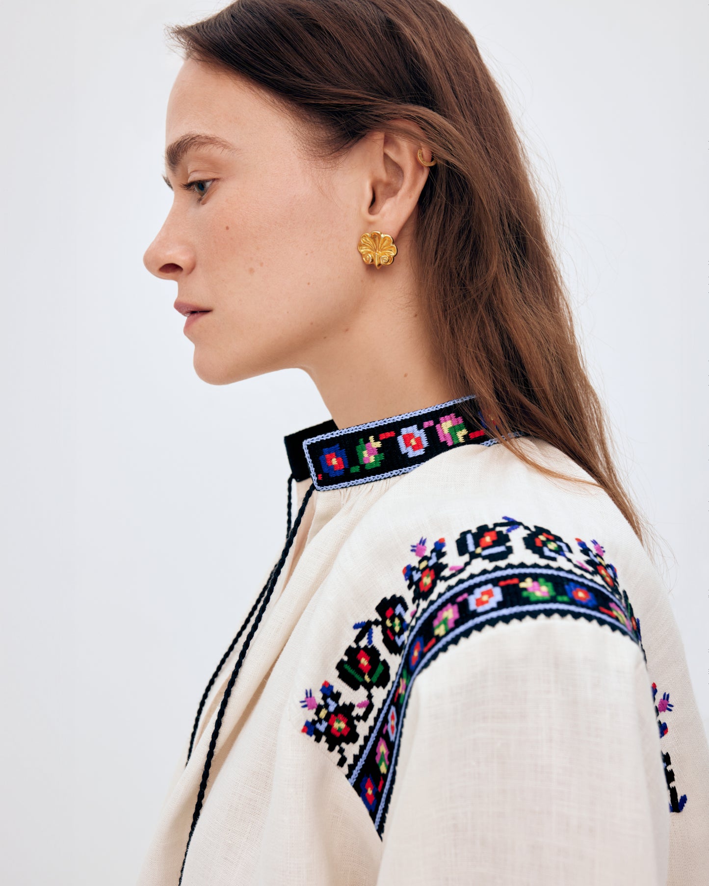 Купіть виріб ручної роботи Women's embroidered shirt "Olga" від Nadiia World. Ідеальний вибір для додавання вишуканості та шарму до вашого житлового простору або колекції особистих аксесуарів.