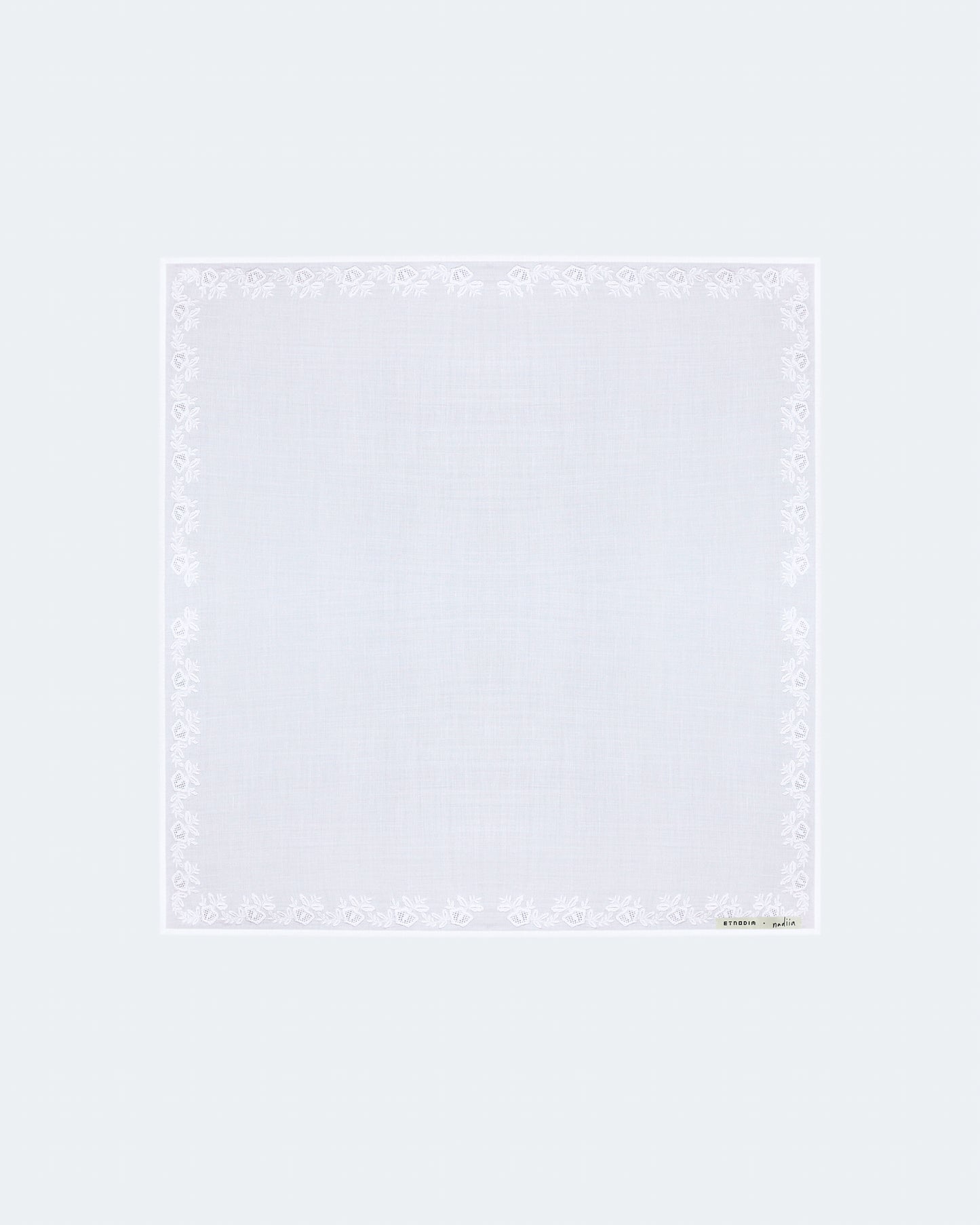 Купіть виріб ручної роботи Shawl "Serpankova" від Nadiia World. Ідеальний вибір для додавання вишуканості та шарму до вашого житлового простору або колекції особистих аксесуарів.