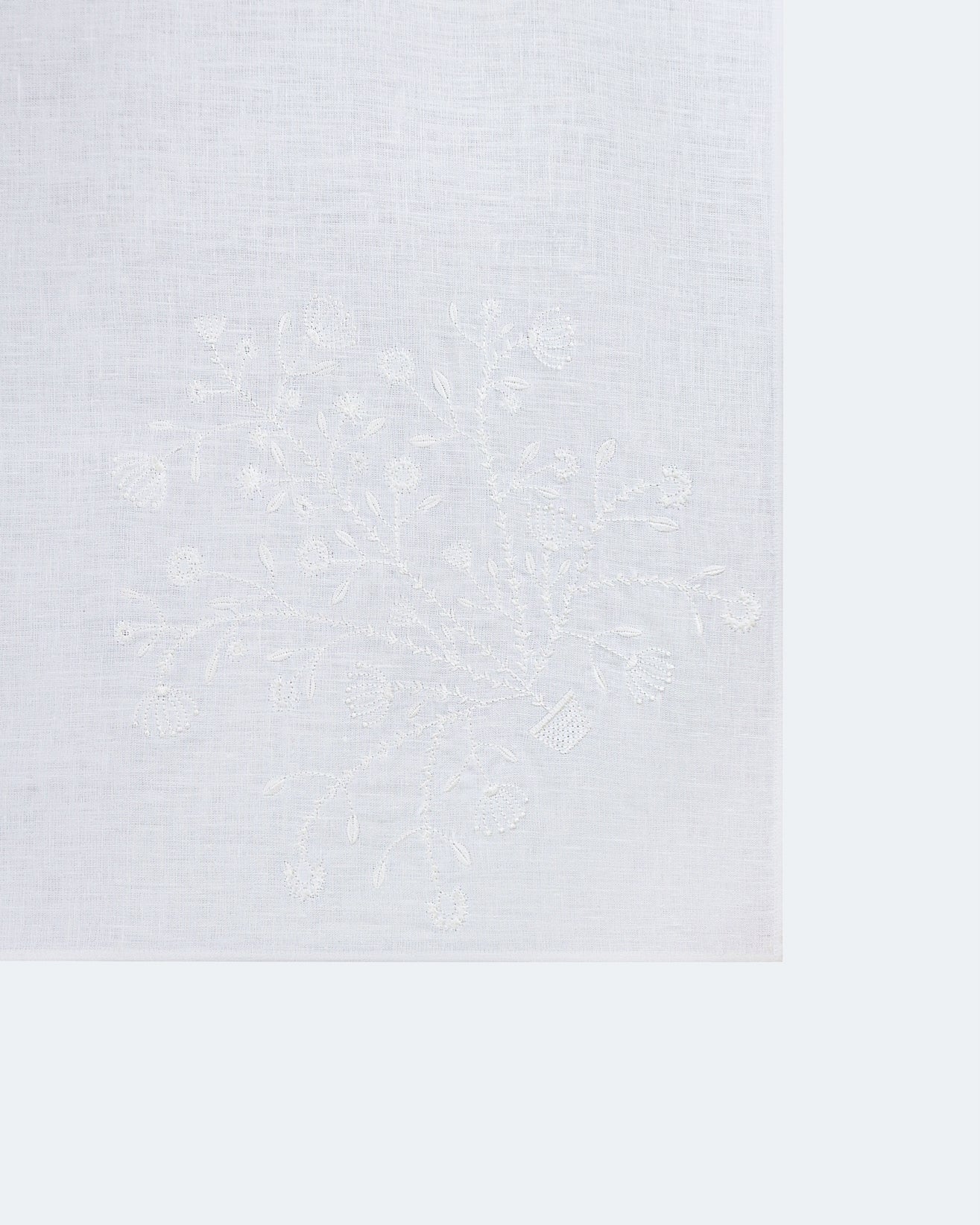 Купіть виріб ручної роботи Bandana "Tree of Life" in White від Nadiia World. Ідеальний вибір для додавання вишуканості та шарму до вашого житлового простору або колекції особистих аксесуарів.