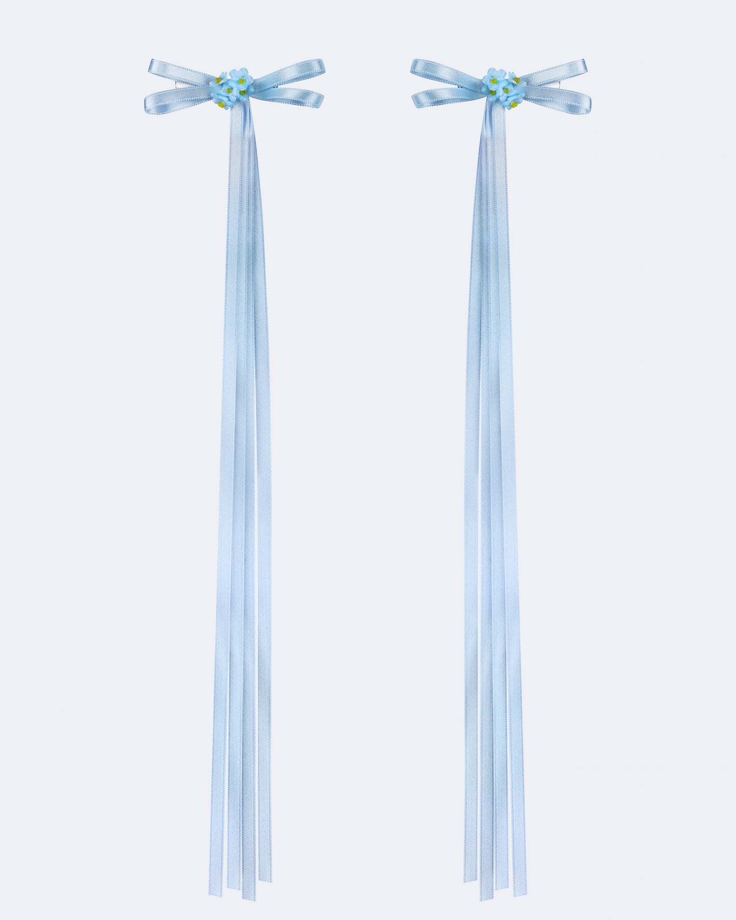 Купіть виріб ручної роботи A pair of ribbons-barrettes "Tsarivna" in Blue від Nadiia World. Ідеальний вибір для додавання вишуканості та шарму до вашого житлового простору або колекції особистих аксесуарів.