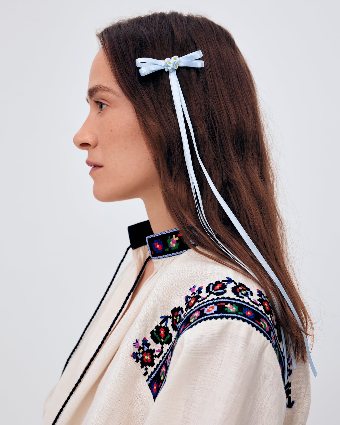 Купіть виріб ручної роботи A pair of ribbons-barrettes "Tsarivna" in Blue від Nadiia World. Ідеальний вибір для додавання вишуканості та шарму до вашого житлового простору або колекції особистих аксесуарів.