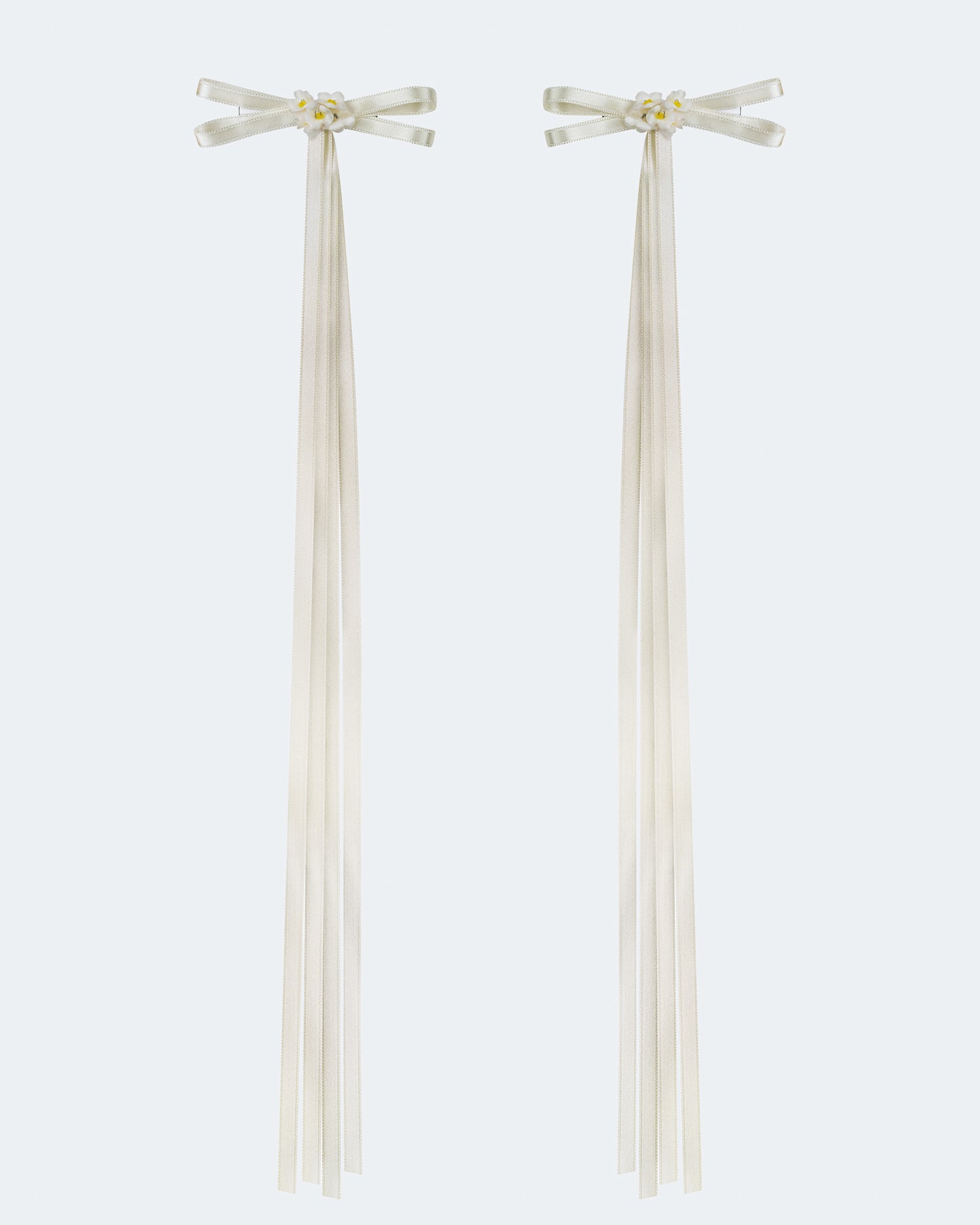Купіть виріб ручної роботи A pair of ribbons-barrettes "Tsarivna" in Milky " від Nadiia World. Ідеальний вибір для додавання вишуканості та шарму до вашого житлового простору або колекції особистих аксесуарів.