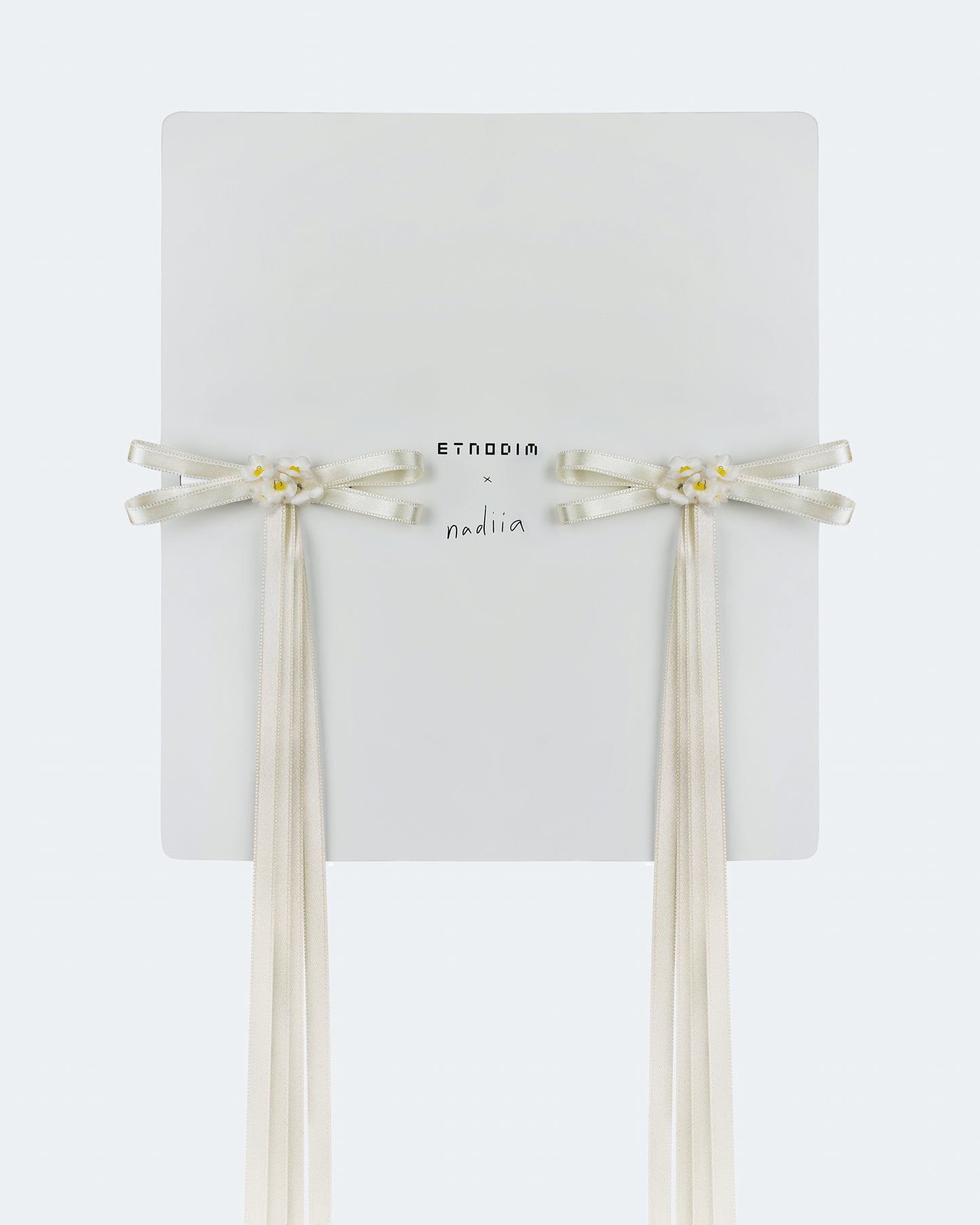 Купіть виріб ручної роботи A pair of ribbons-barrettes "Tsarivna" in Milky " від Nadiia World. Ідеальний вибір для додавання вишуканості та шарму до вашого житлового простору або колекції особистих аксесуарів.