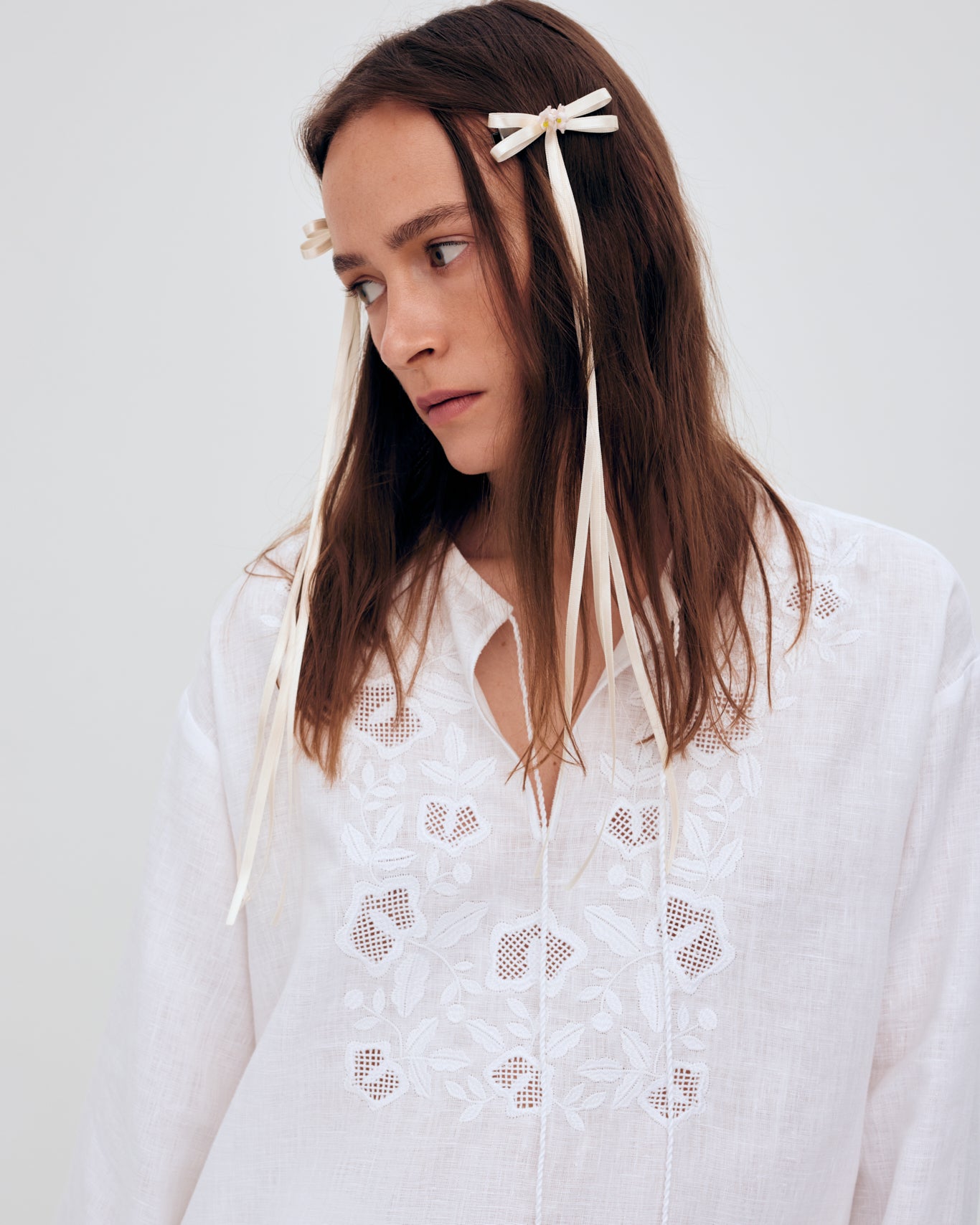 Купіть виріб ручної роботи A pair of ribbons-barrettes "Tsarivna" in Milky " від Nadiia World. Ідеальний вибір для додавання вишуканості та шарму до вашого житлового простору або колекції особистих аксесуарів.