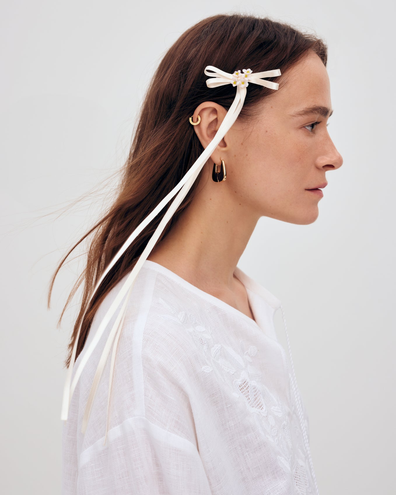 Купіть виріб ручної роботи A pair of ribbons-barrettes "Tsarivna" in Milky " від Nadiia World. Ідеальний вибір для додавання вишуканості та шарму до вашого житлового простору або колекції особистих аксесуарів.