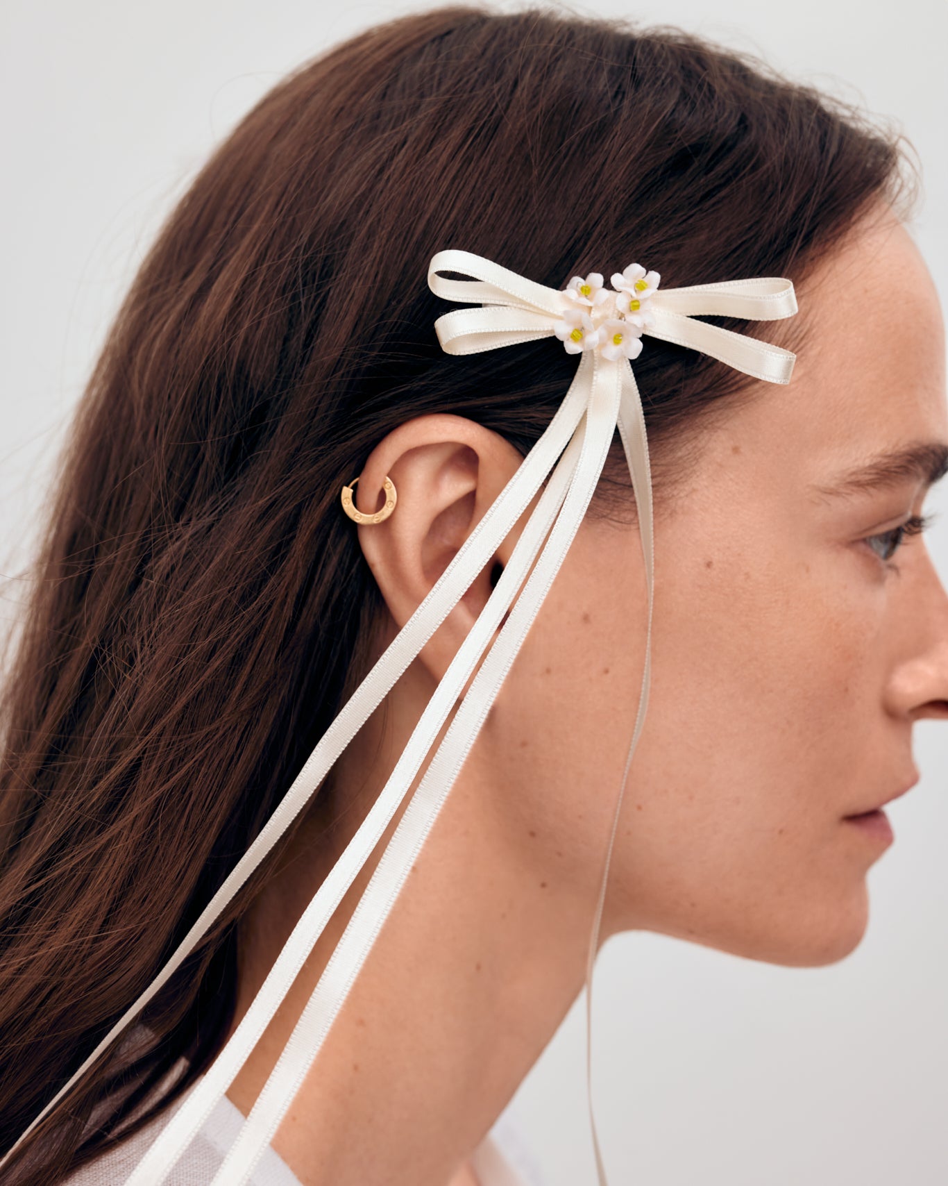 Купіть виріб ручної роботи A pair of ribbons-barrettes "Tsarivna" in Milky " від Nadiia World. Ідеальний вибір для додавання вишуканості та шарму до вашого житлового простору або колекції особистих аксесуарів.