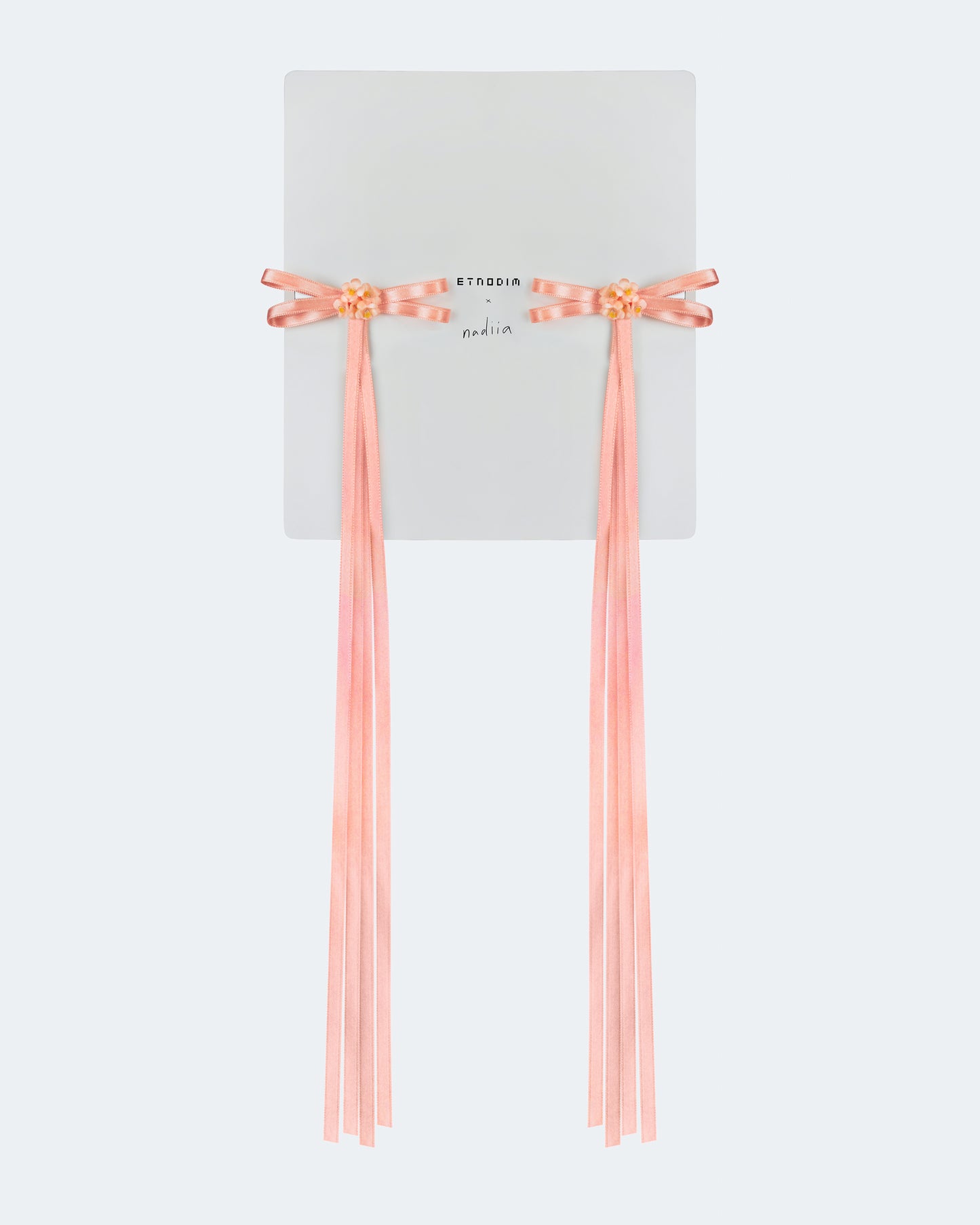 Купіть виріб ручної роботи A pair of ribbons-barrettes "Tsarivna" in Peach від Nadiia World. Ідеальний вибір для додавання вишуканості та шарму до вашого житлового простору або колекції особистих аксесуарів.