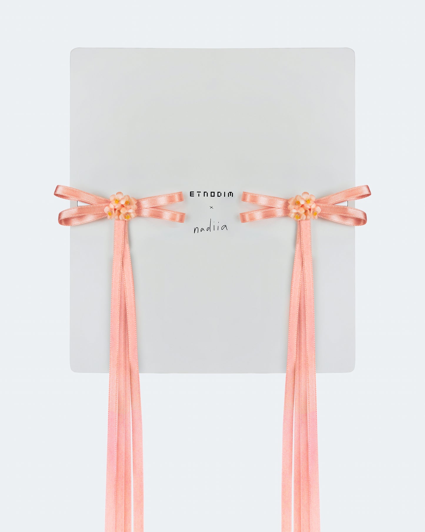 Купіть виріб ручної роботи A pair of ribbons-barrettes "Tsarivna" in Peach від Nadiia World. Ідеальний вибір для додавання вишуканості та шарму до вашого житлового простору або колекції особистих аксесуарів.