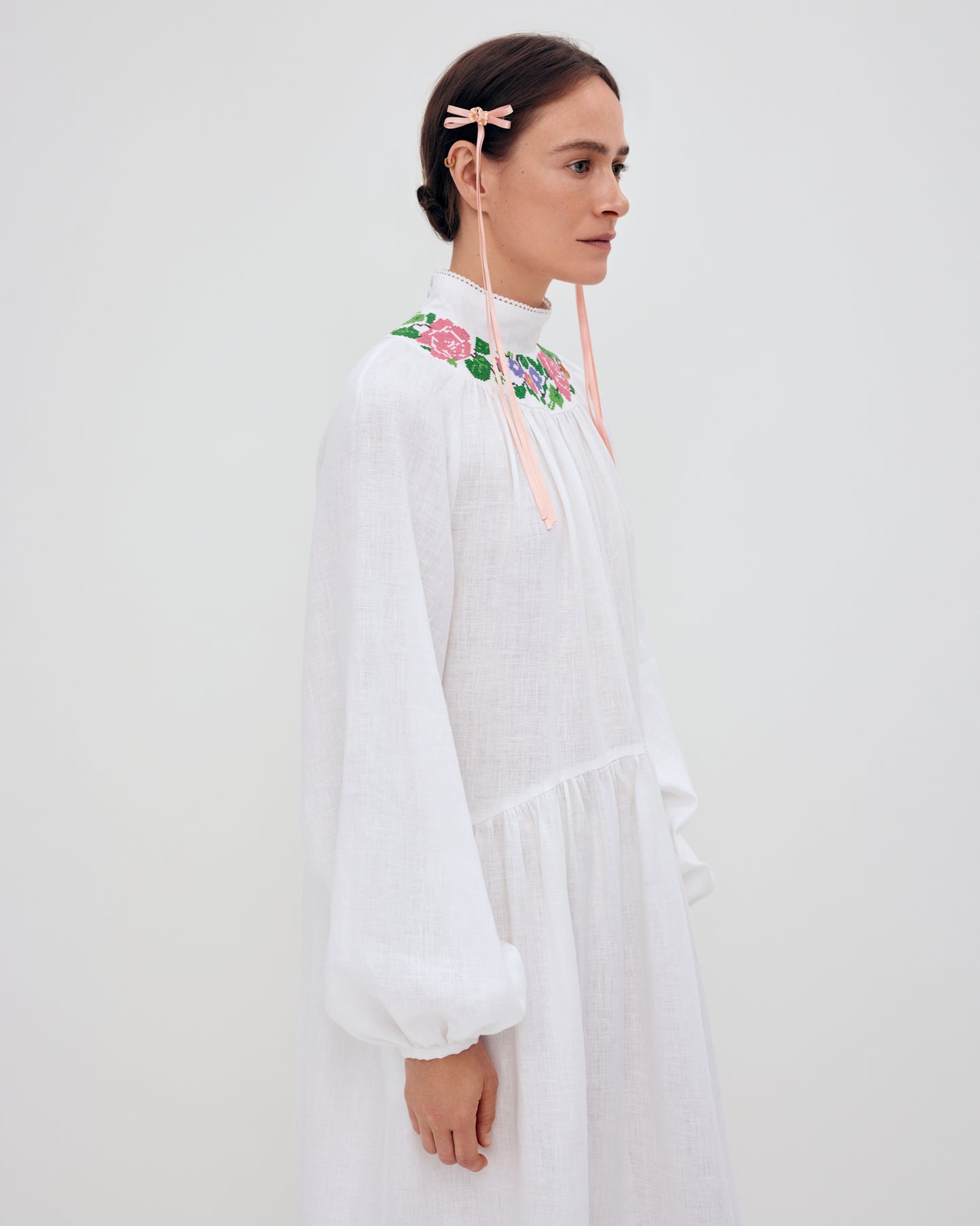Купіть виріб ручної роботи A pair of ribbons-barrettes "Tsarivna" in Peach від Nadiia World. Ідеальний вибір для додавання вишуканості та шарму до вашого житлового простору або колекції особистих аксесуарів.