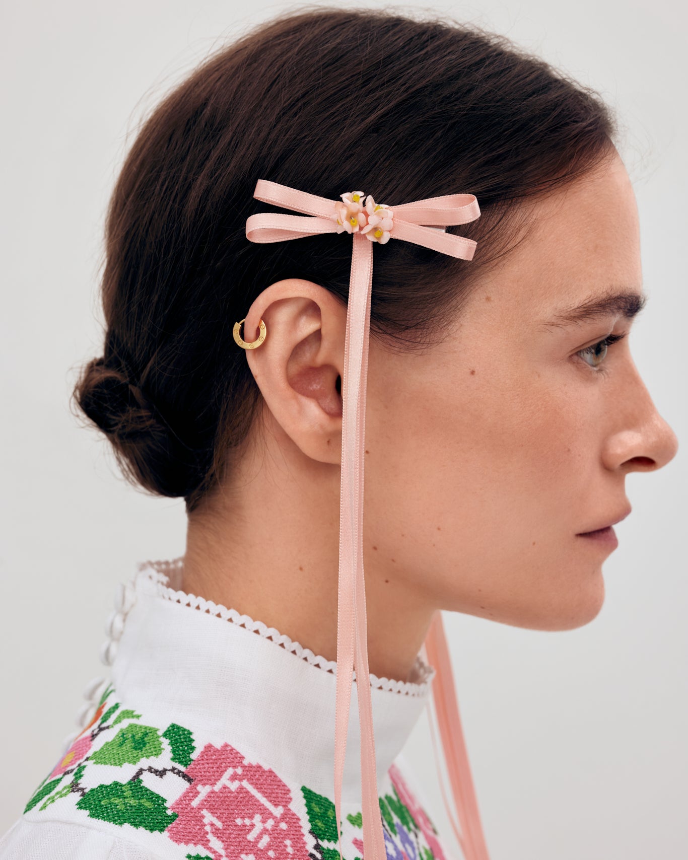 Купіть виріб ручної роботи A pair of ribbons-barrettes "Tsarivna" in Peach від Nadiia World. Ідеальний вибір для додавання вишуканості та шарму до вашого житлового простору або колекції особистих аксесуарів.