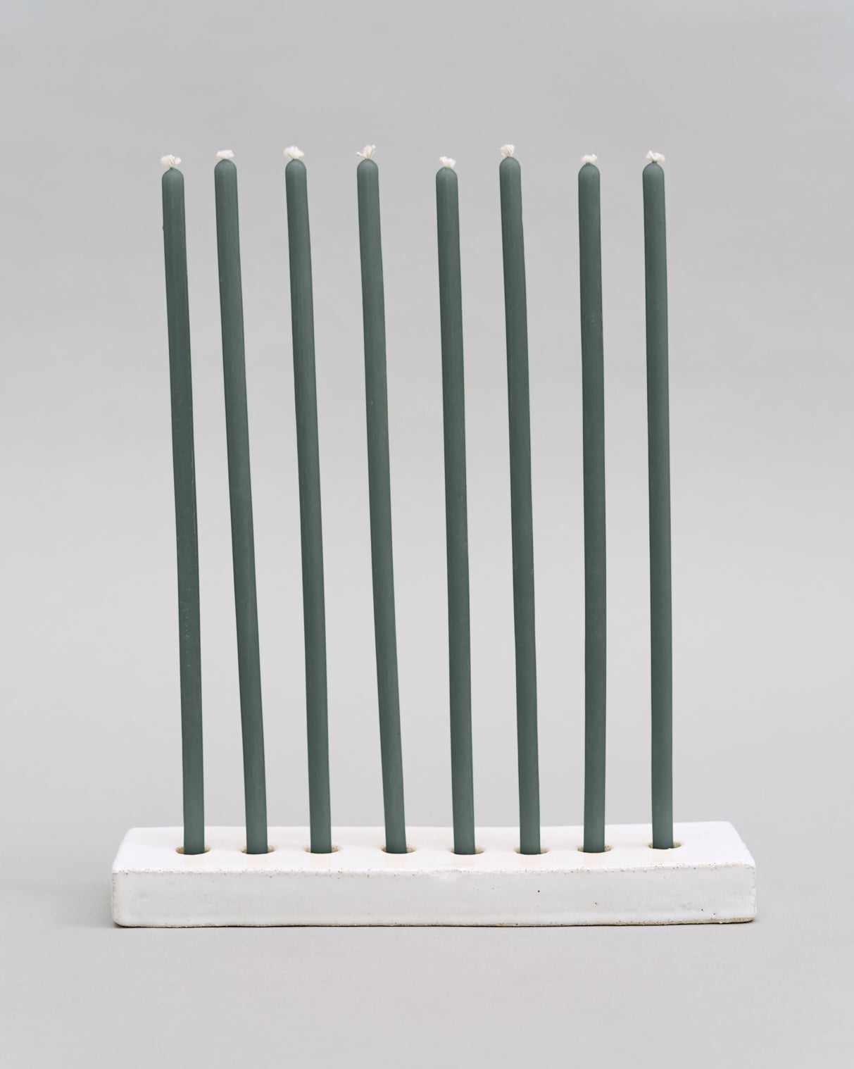 Купіть виріб ручної роботи 8 Honey Candles in Ash від Nadiia World. Ідеальний вибір для додавання вишуканості та шарму до вашого житлового простору або колекції особистих аксесуарів.