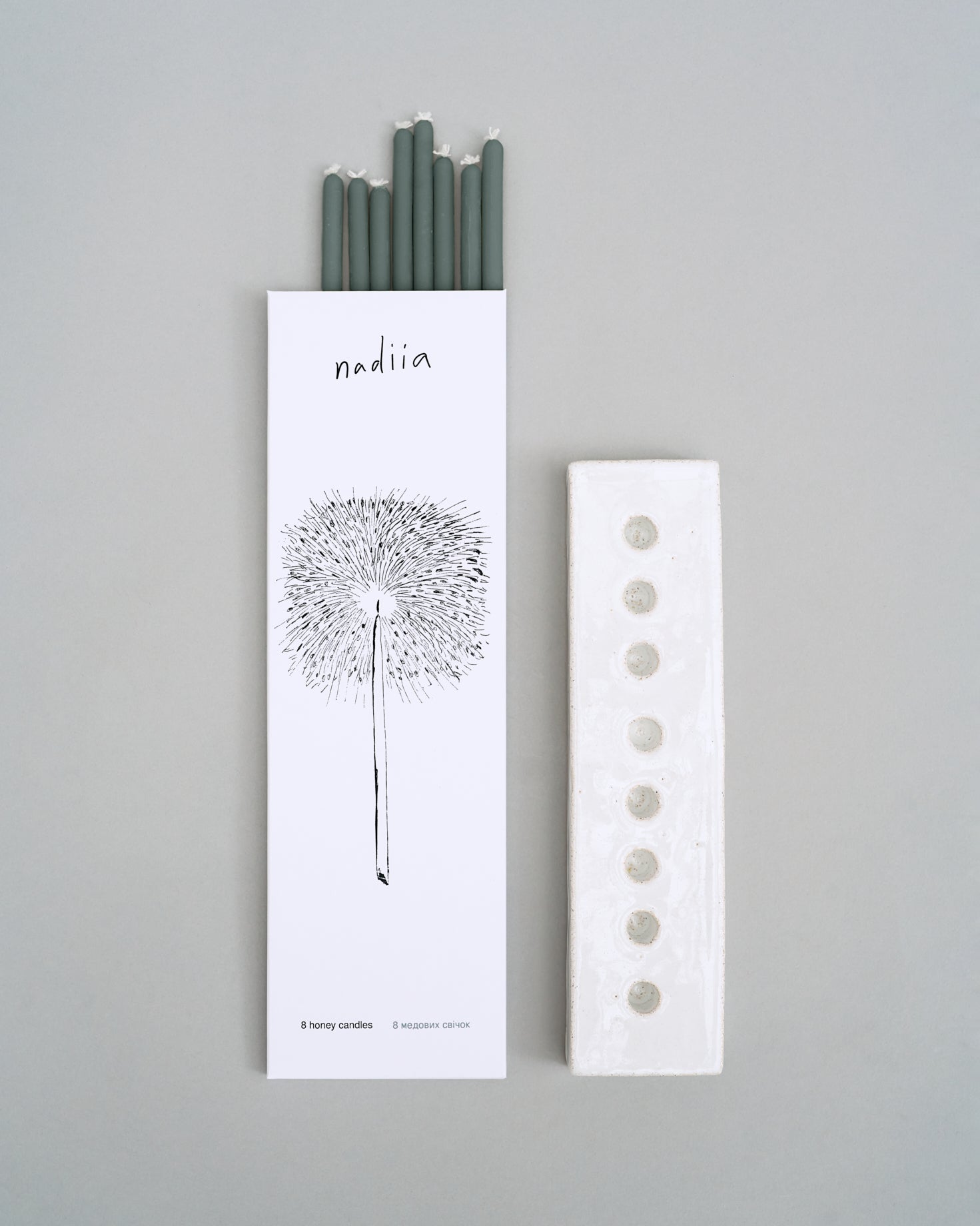 Купіть виріб ручної роботи 8 Honey Candles in Ash від Nadiia World. Ідеальний вибір для додавання вишуканості та шарму до вашого житлового простору або колекції особистих аксесуарів.
