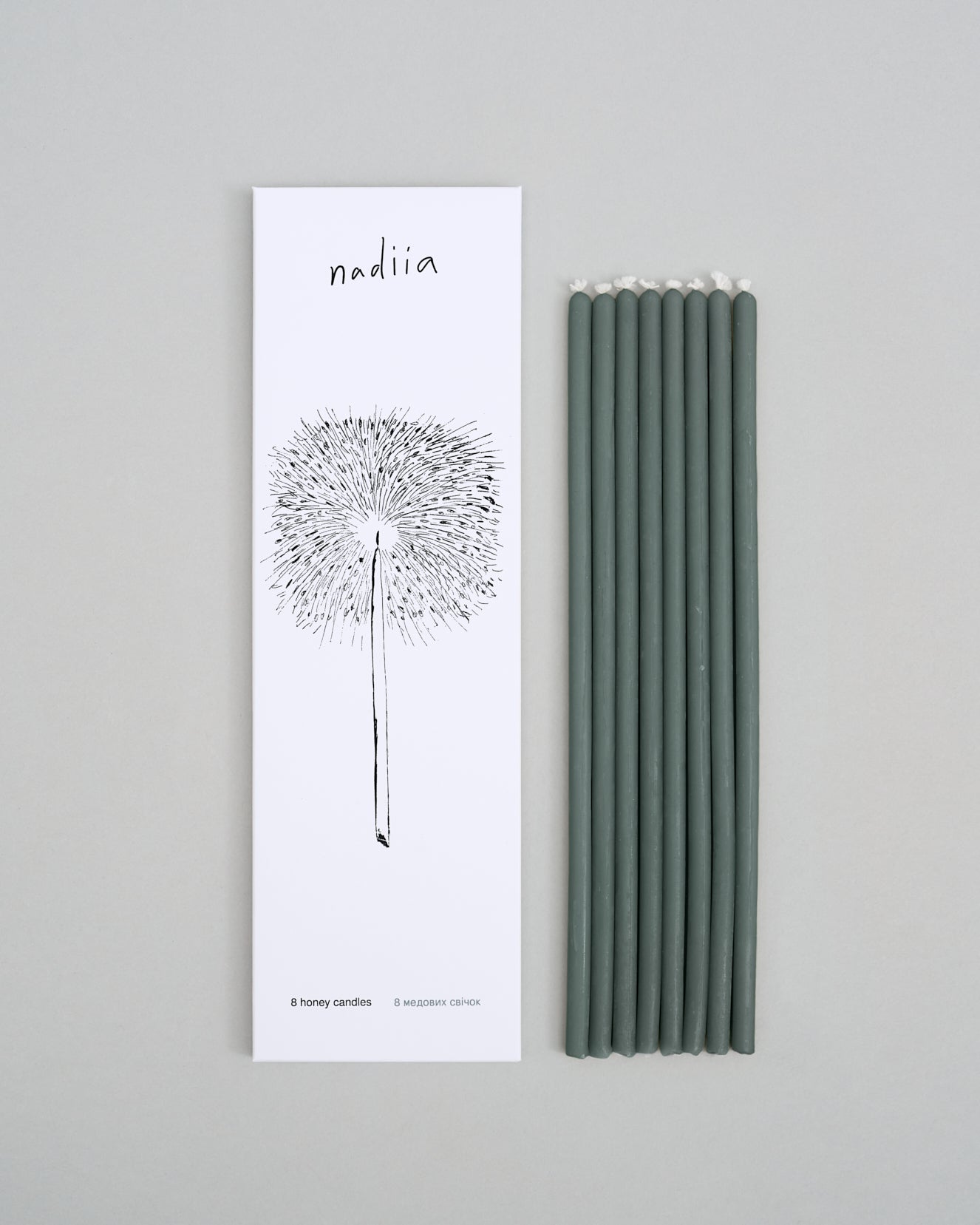 Купіть виріб ручної роботи 8 Honey Candles in Ash від Nadiia World. Ідеальний вибір для додавання вишуканості та шарму до вашого житлового простору або колекції особистих аксесуарів.