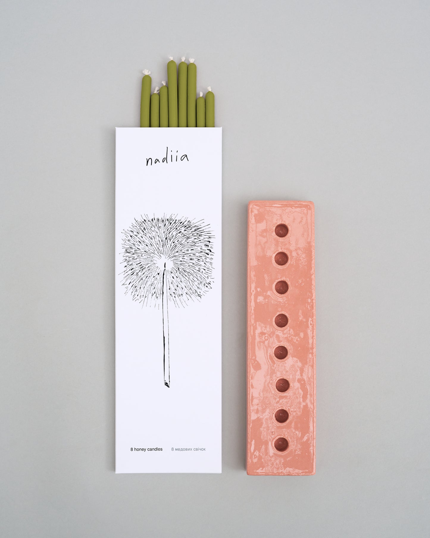 Купіть виріб ручної роботи 8 Honey Candles in Edelweiss від Nadiia World. Ідеальний вибір для додавання вишуканості та шарму до вашого житлового простору або колекції особистих аксесуарів.