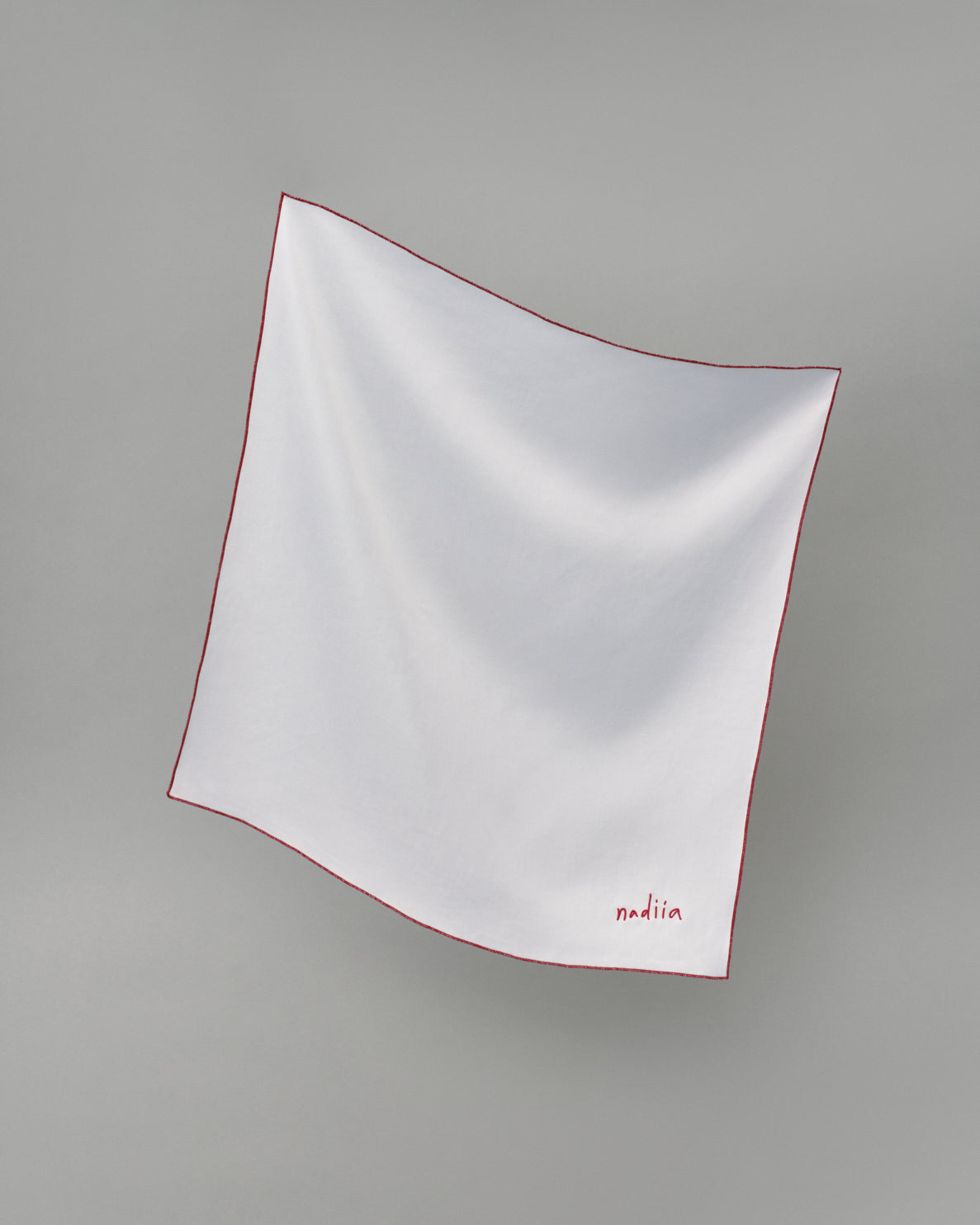 Купіть виріб ручної роботи Headscarf-napkin Nadiia від Nadiia World. Ідеальний вибір для додавання вишуканості та шарму до вашого житлового простору або колекції особистих аксесуарів.