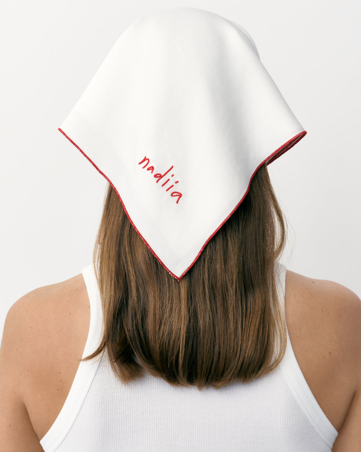 Купіть виріб ручної роботи Headscarf-napkin Nadiia від Nadiia World. Ідеальний вибір для додавання вишуканості та шарму до вашого житлового простору або колекції особистих аксесуарів.