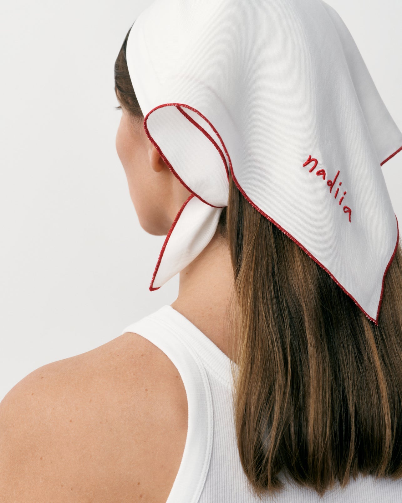 Купіть виріб ручної роботи Headscarf-napkin Nadiia від Nadiia World. Ідеальний вибір для додавання вишуканості та шарму до вашого житлового простору або колекції особистих аксесуарів.