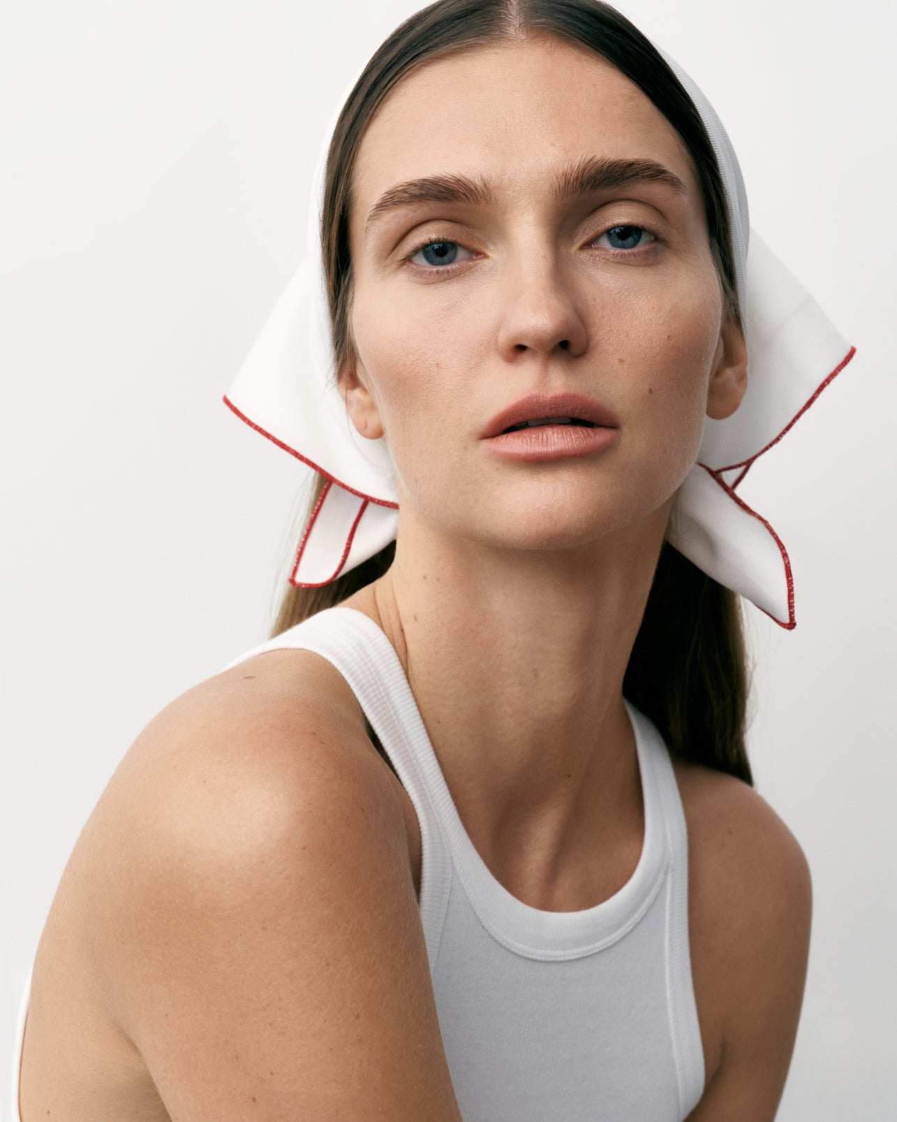 Купіть виріб ручної роботи Headscarf-napkin Nadiia від Nadiia World. Ідеальний вибір для додавання вишуканості та шарму до вашого житлового простору або колекції особистих аксесуарів.