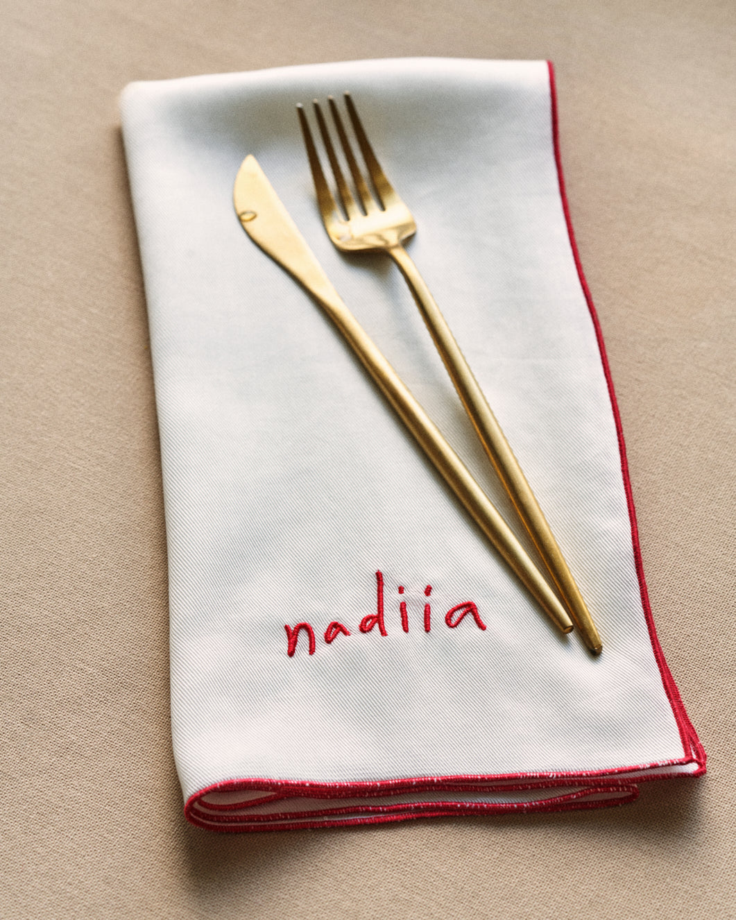 Купіть виріб ручної роботи Headscarf-napkin Nadiia від Nadiia World. Ідеальний вибір для додавання вишуканості та шарму до вашого житлового простору або колекції особистих аксесуарів.