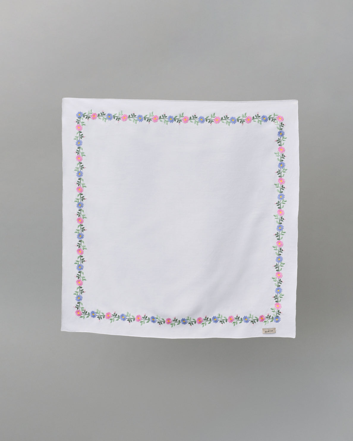 Купіть виріб ручної роботи Wild Flowers Wreath' Headscarf-napkin від Nadiia World. Ідеальний вибір для додавання вишуканості та шарму до вашого житлового простору або колекції особистих аксесуарів.
