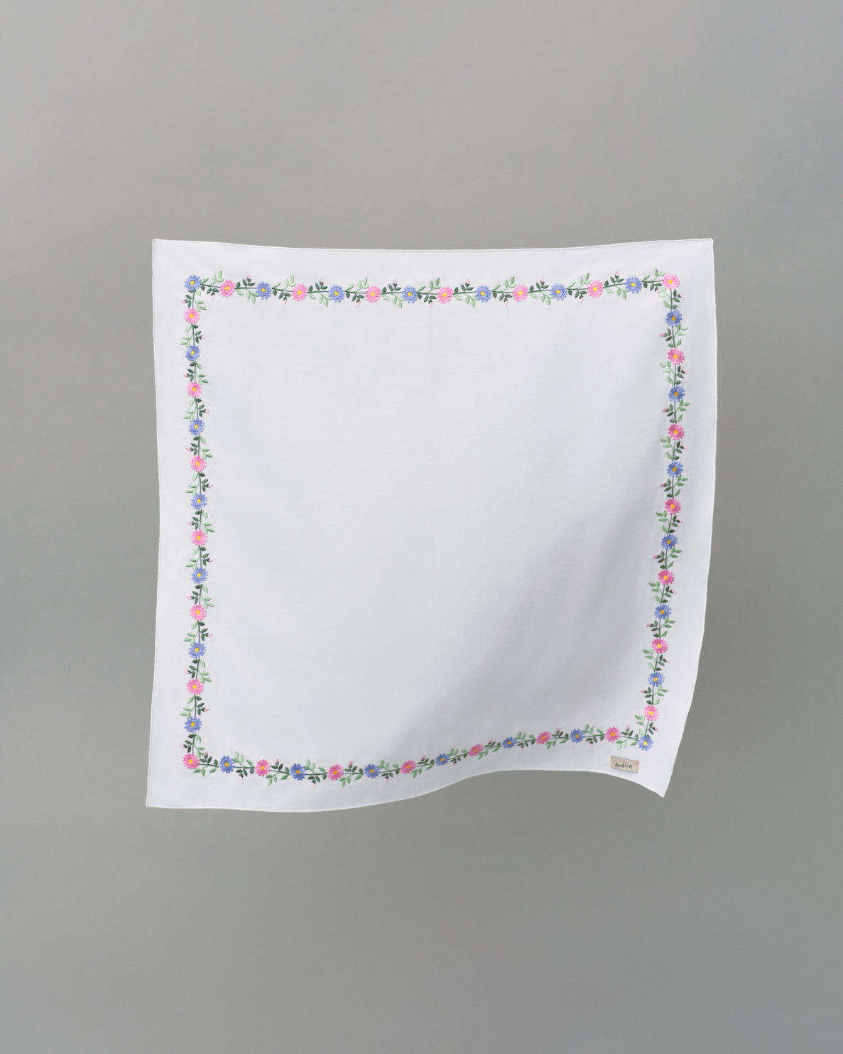 Купіть виріб ручної роботи Wild Flowers Wreath' Headscarf-napkin від Nadiia World. Ідеальний вибір для додавання вишуканості та шарму до вашого житлового простору або колекції особистих аксесуарів.
