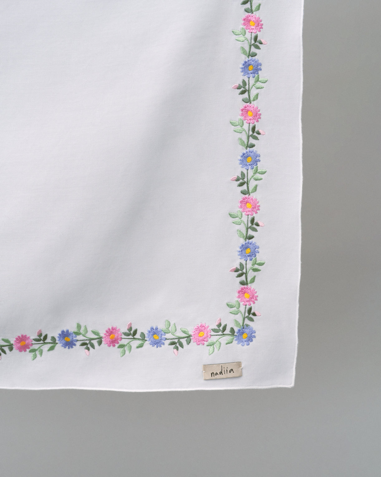 Купіть виріб ручної роботи Wild Flowers Wreath' Headscarf-napkin від Nadiia World. Ідеальний вибір для додавання вишуканості та шарму до вашого житлового простору або колекції особистих аксесуарів.