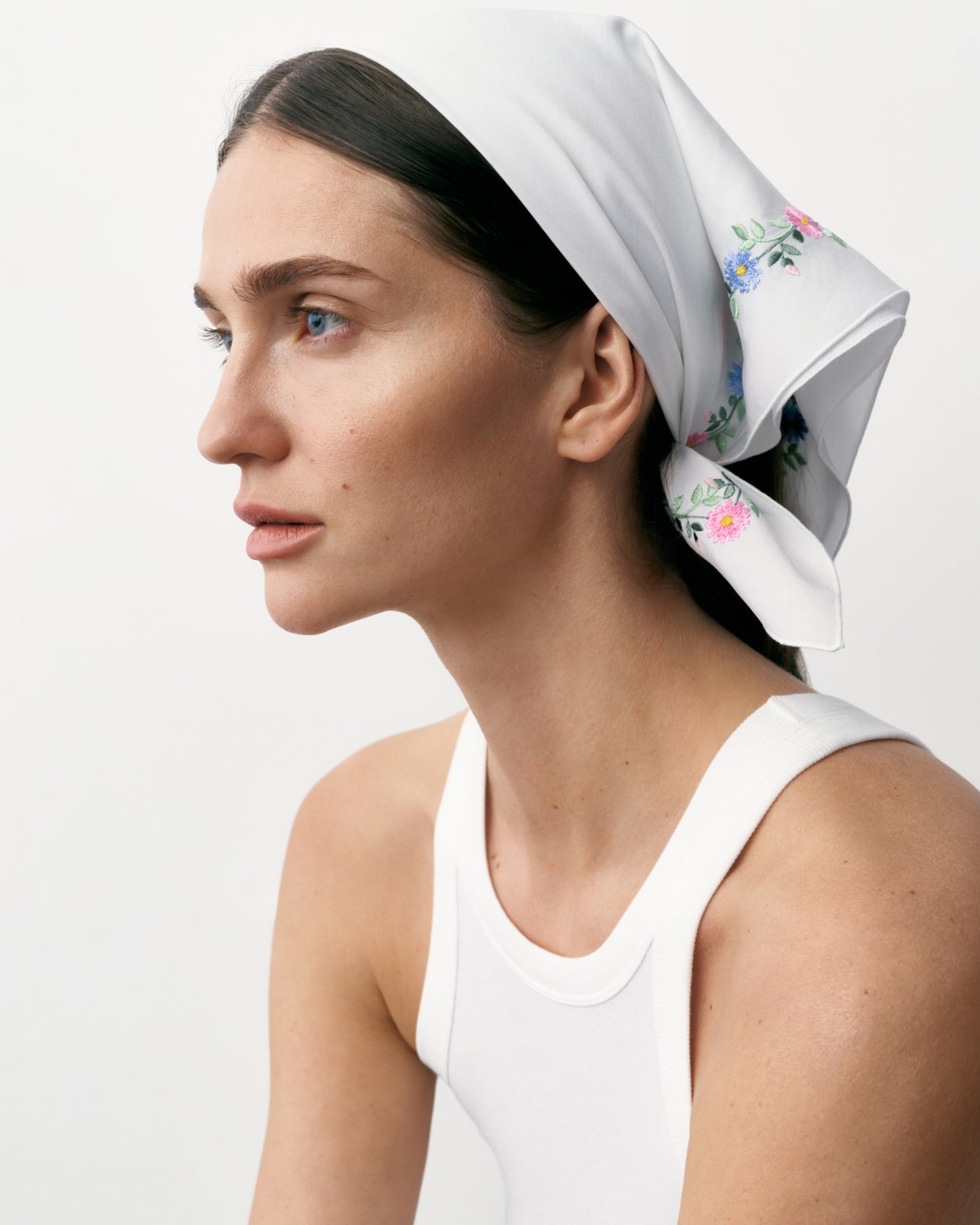 Купіть виріб ручної роботи Wild Flowers Wreath' Headscarf-napkin від Nadiia World. Ідеальний вибір для додавання вишуканості та шарму до вашого житлового простору або колекції особистих аксесуарів.