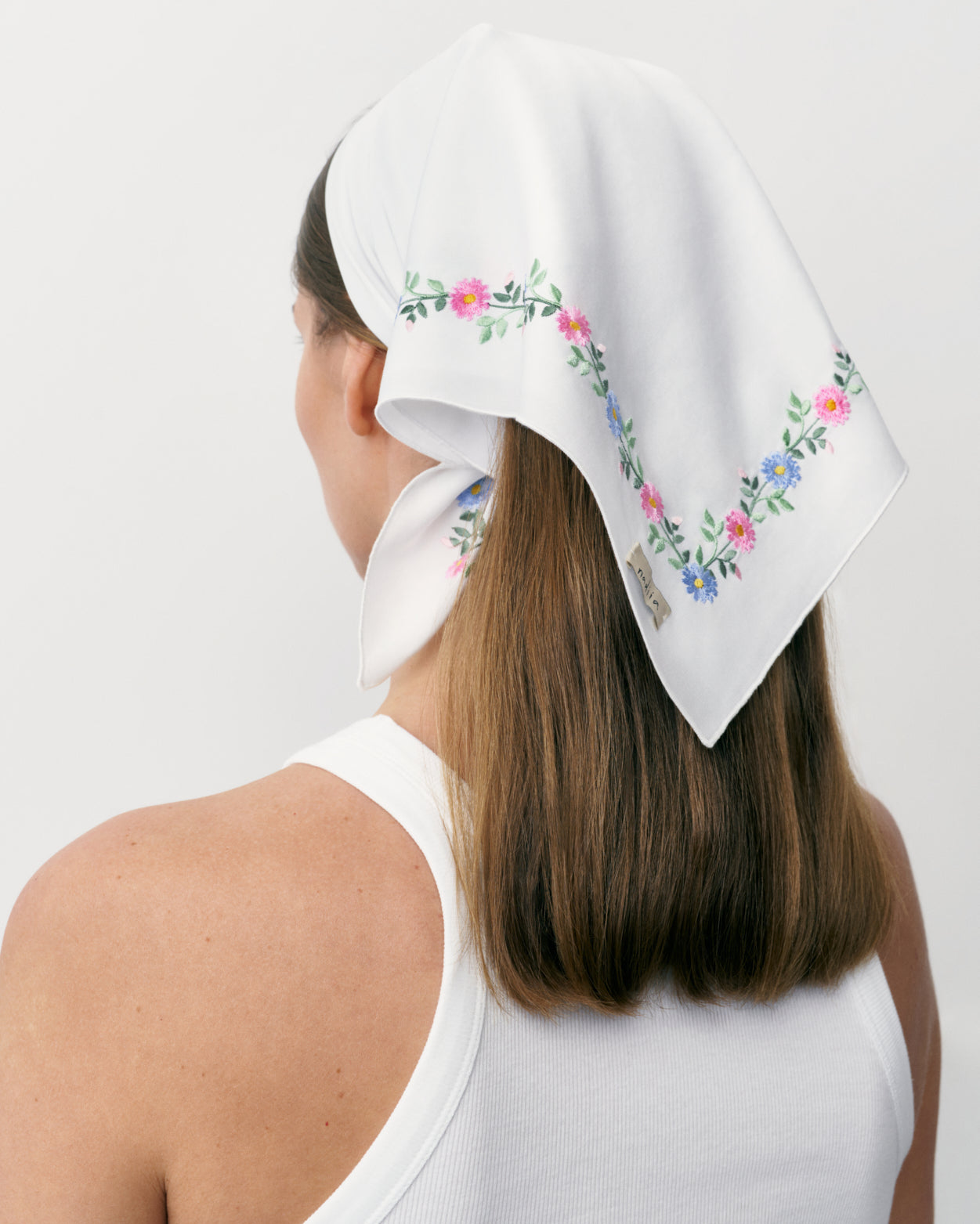 Купіть виріб ручної роботи Wild Flowers Wreath' Headscarf-napkin від Nadiia World. Ідеальний вибір для додавання вишуканості та шарму до вашого житлового простору або колекції особистих аксесуарів.