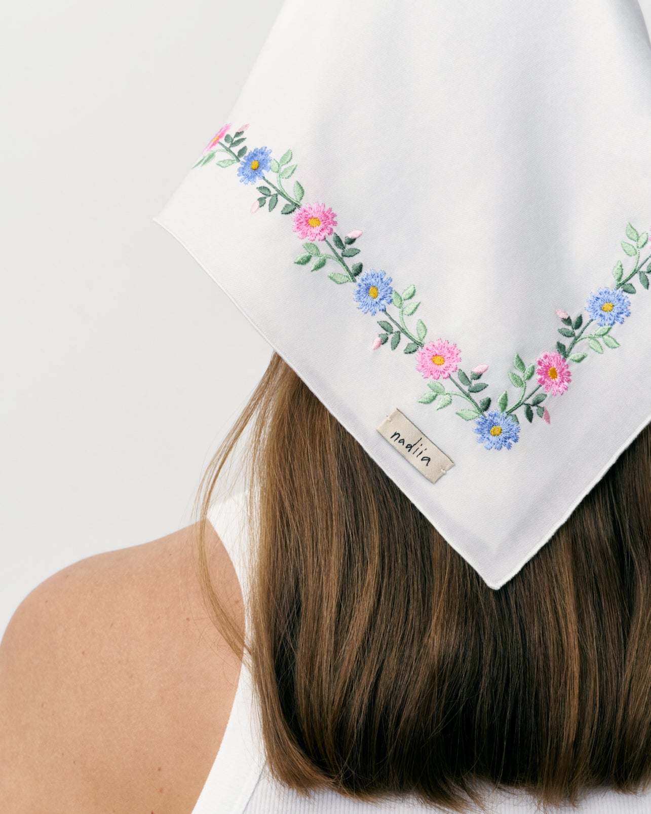 Купіть виріб ручної роботи Wild Flowers Wreath' Headscarf-napkin від Nadiia World. Ідеальний вибір для додавання вишуканості та шарму до вашого житлового простору або колекції особистих аксесуарів.