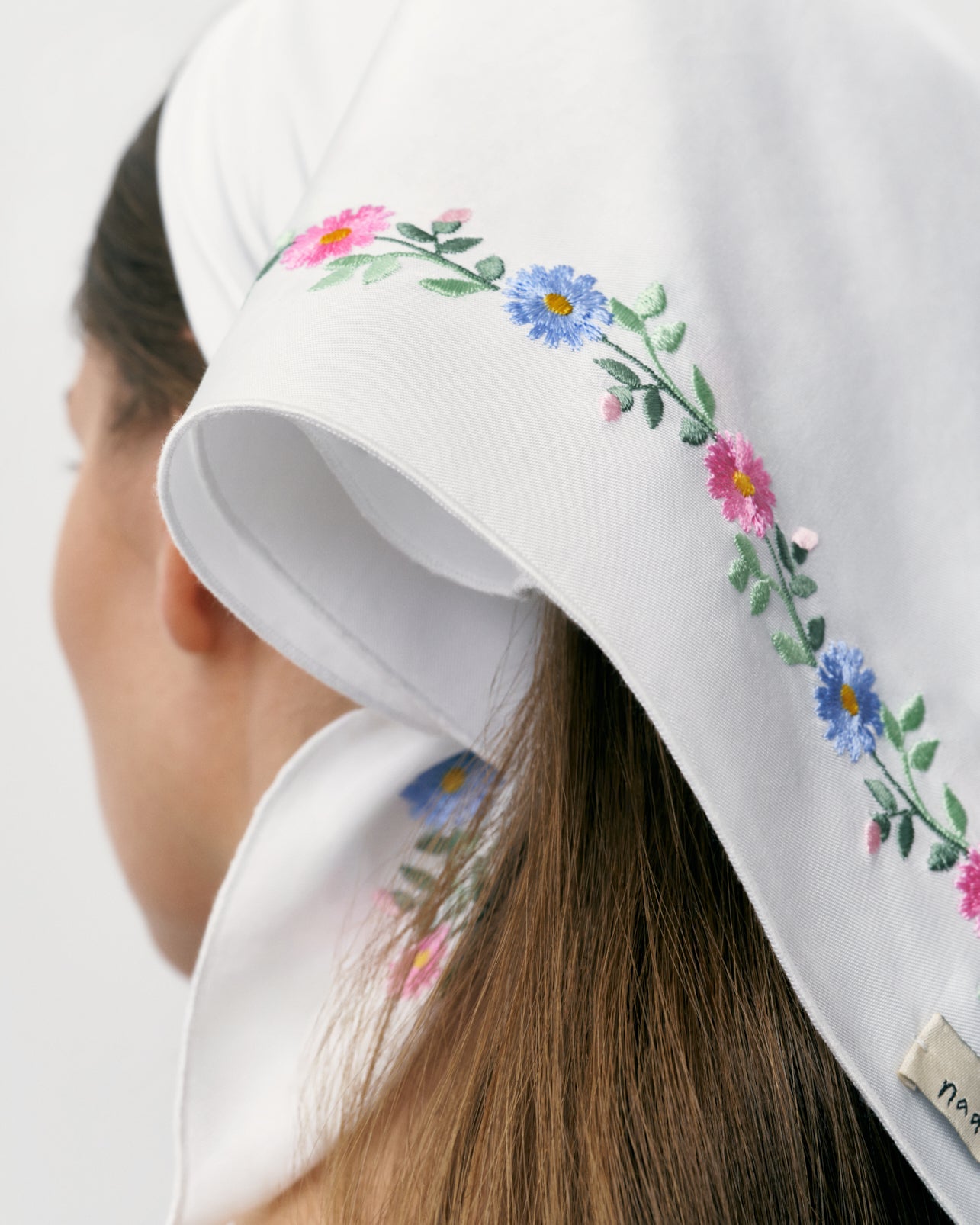 Купіть виріб ручної роботи Wild Flowers Wreath' Headscarf-napkin від Nadiia World. Ідеальний вибір для додавання вишуканості та шарму до вашого житлового простору або колекції особистих аксесуарів.
