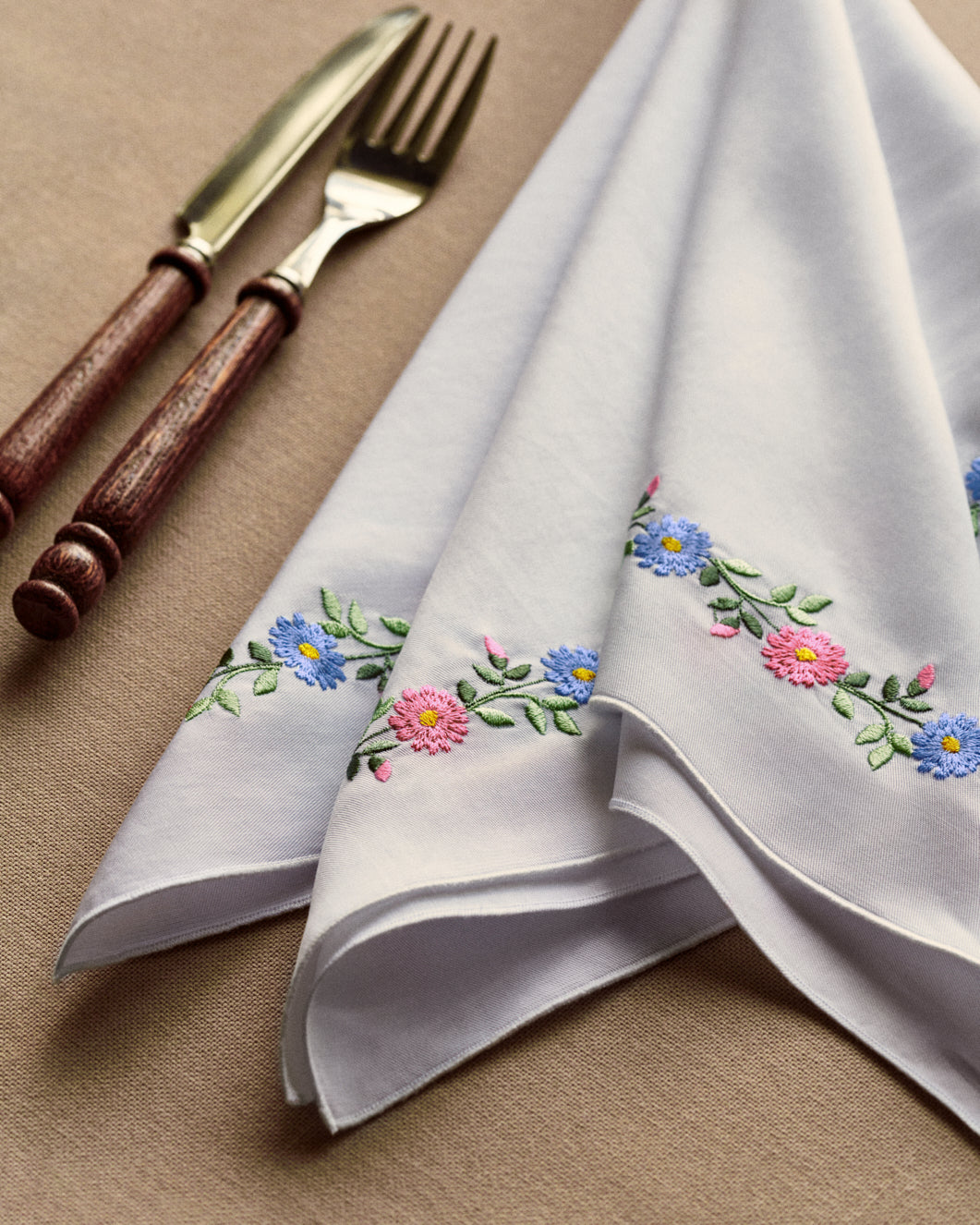 Купіть виріб ручної роботи Wild Flowers Wreath' Headscarf-napkin від Nadiia World. Ідеальний вибір для додавання вишуканості та шарму до вашого житлового простору або колекції особистих аксесуарів.