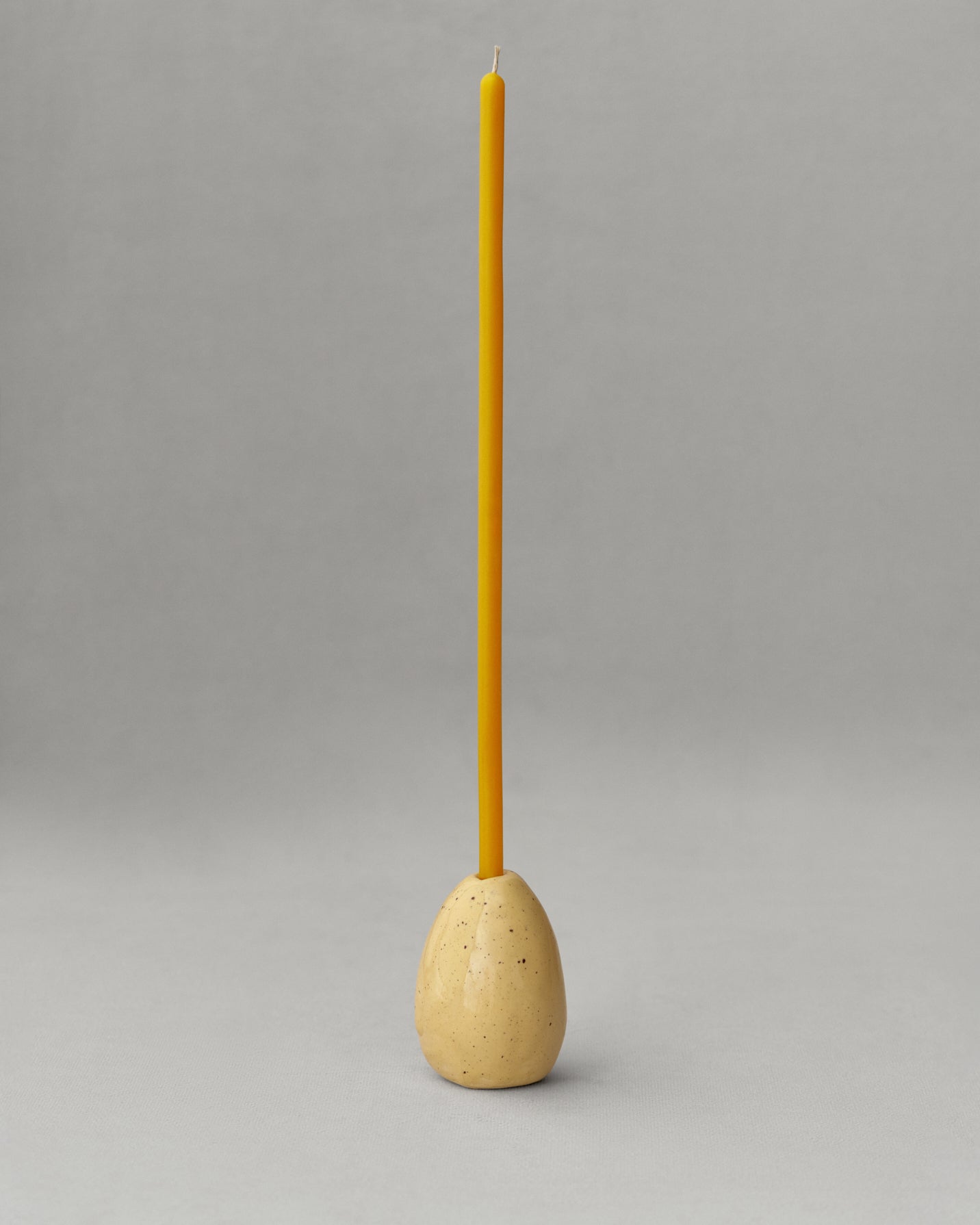 Купіть виріб ручної роботи 8 Honey Candles in Yellow від Nadiia World. Ідеальний вибір для додавання вишуканості та шарму до вашого житлового простору або колекції особистих аксесуарів.