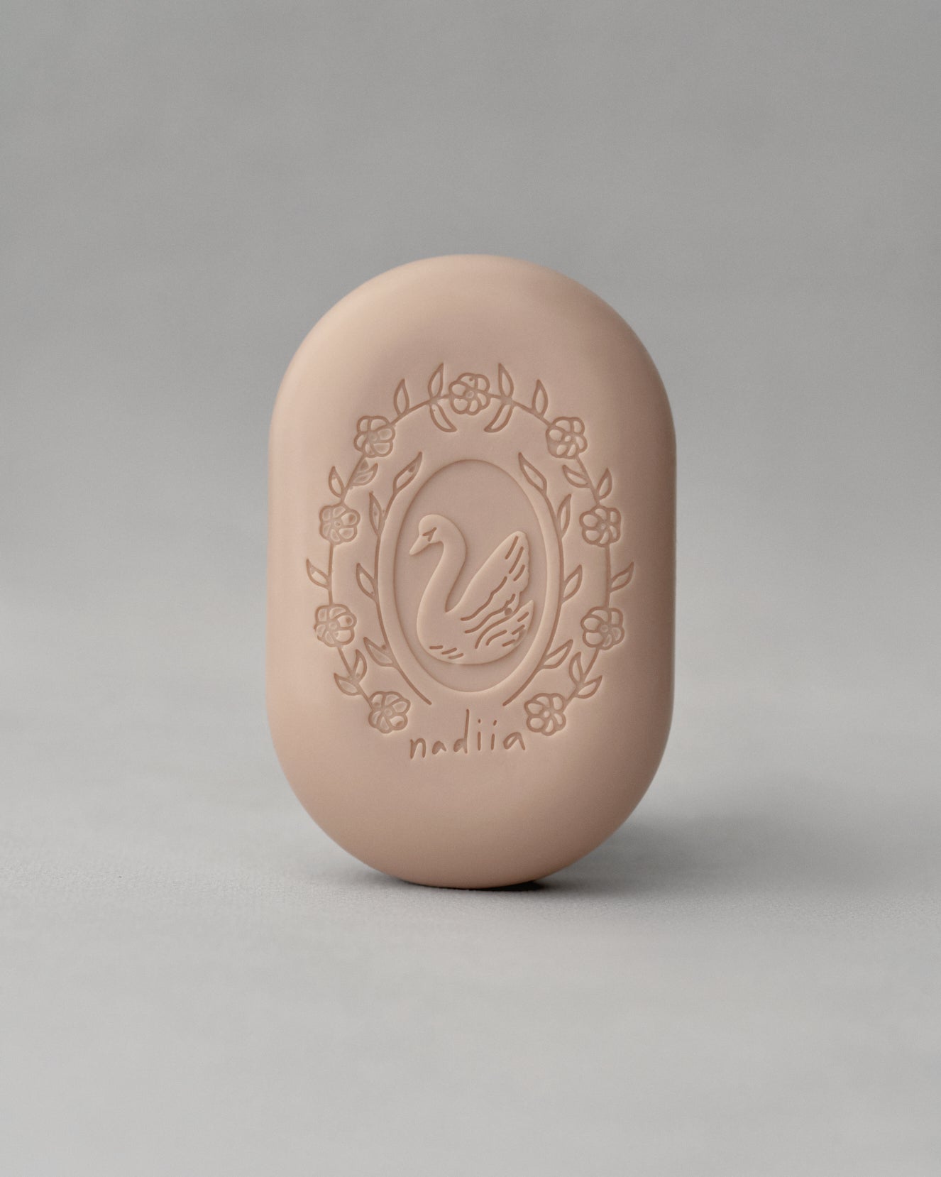 Купіть виріб ручної роботи "Swan" perfumed soap від Nadiia World. Ідеальний вибір для додавання вишуканості та шарму до вашого житлового простору або колекції особистих аксесуарів.