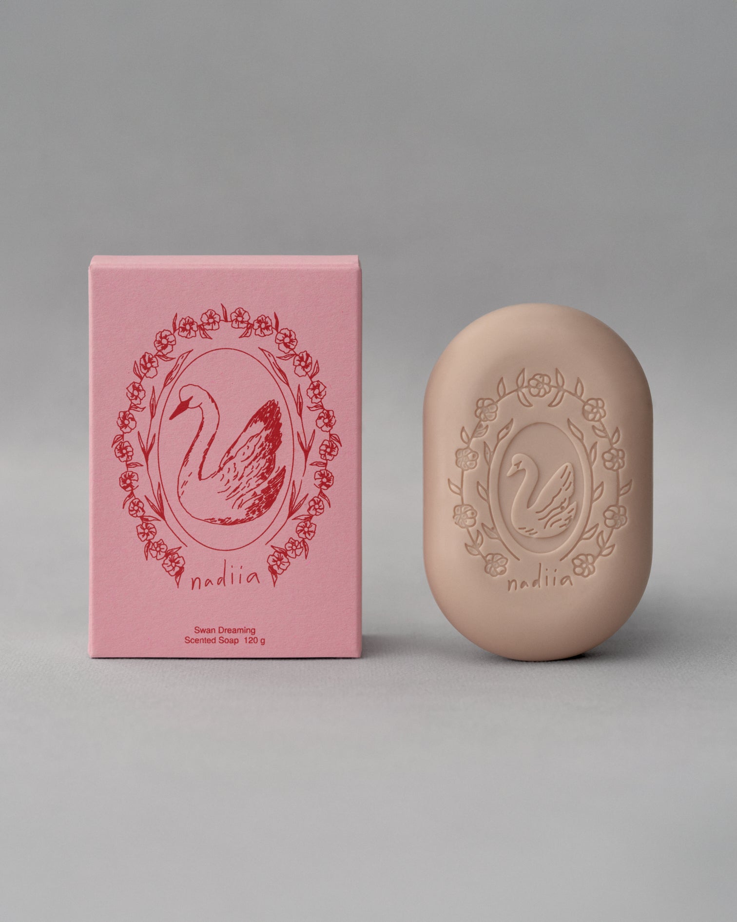 Купіть виріб ручної роботи "Swan" perfumed soap від Nadiia World. Ідеальний вибір для додавання вишуканості та шарму до вашого житлового простору або колекції особистих аксесуарів.