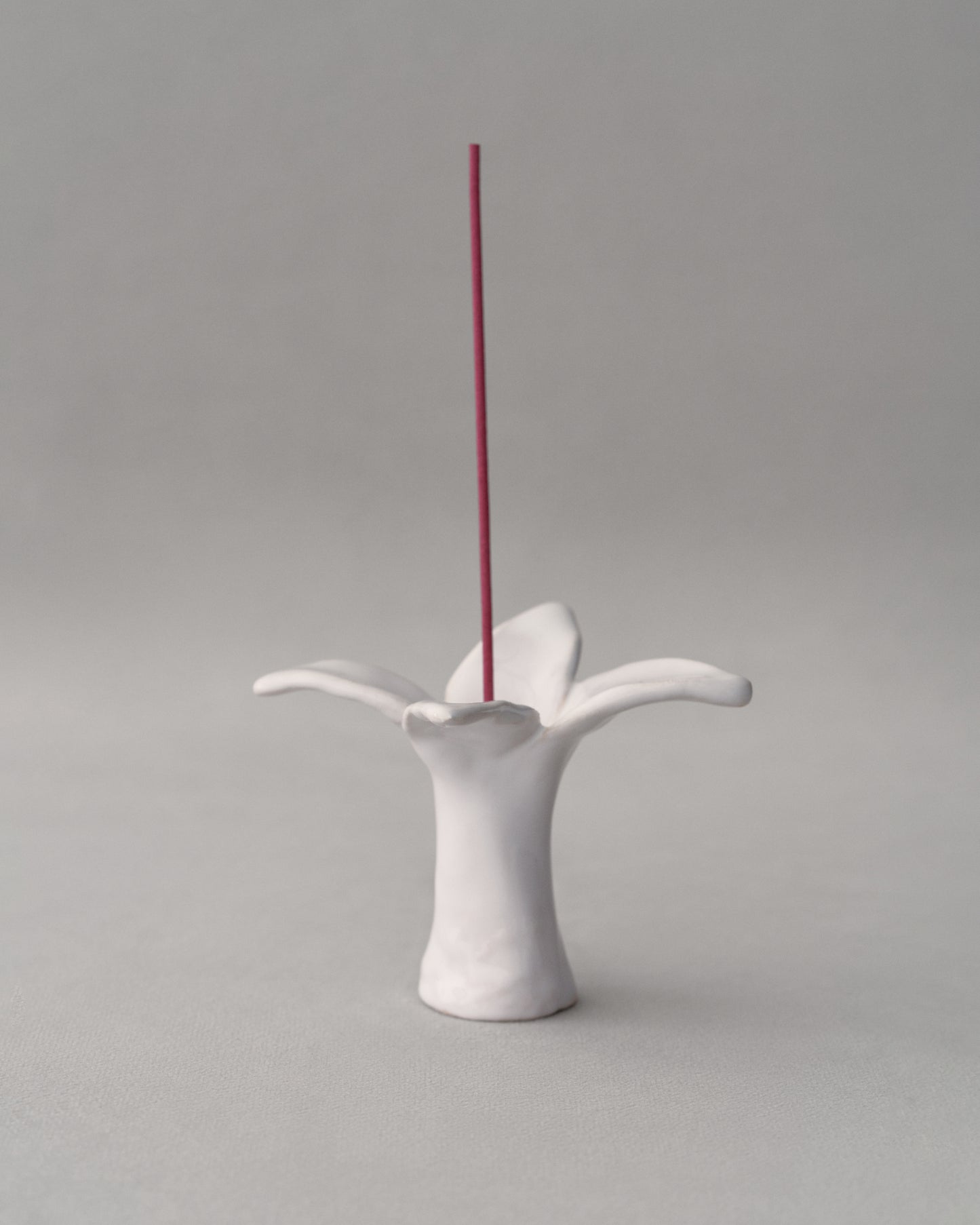 Купіть виріб ручної роботи Ceramic flower incense holder “Flower” від Nadiia World. Ідеальний вибір для додавання вишуканості та шарму до вашого житлового простору або колекції особистих аксесуарів.