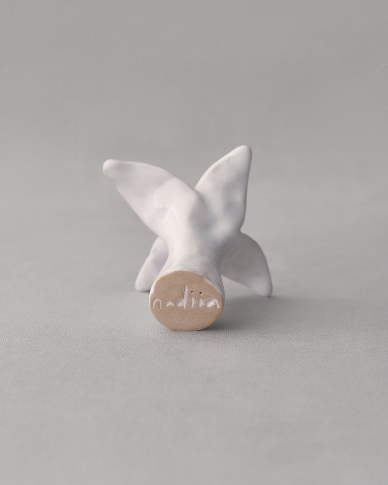 Купіть виріб ручної роботи Ceramic flower incense holder “Flower” від Nadiia World. Ідеальний вибір для додавання вишуканості та шарму до вашого житлового простору або колекції особистих аксесуарів.