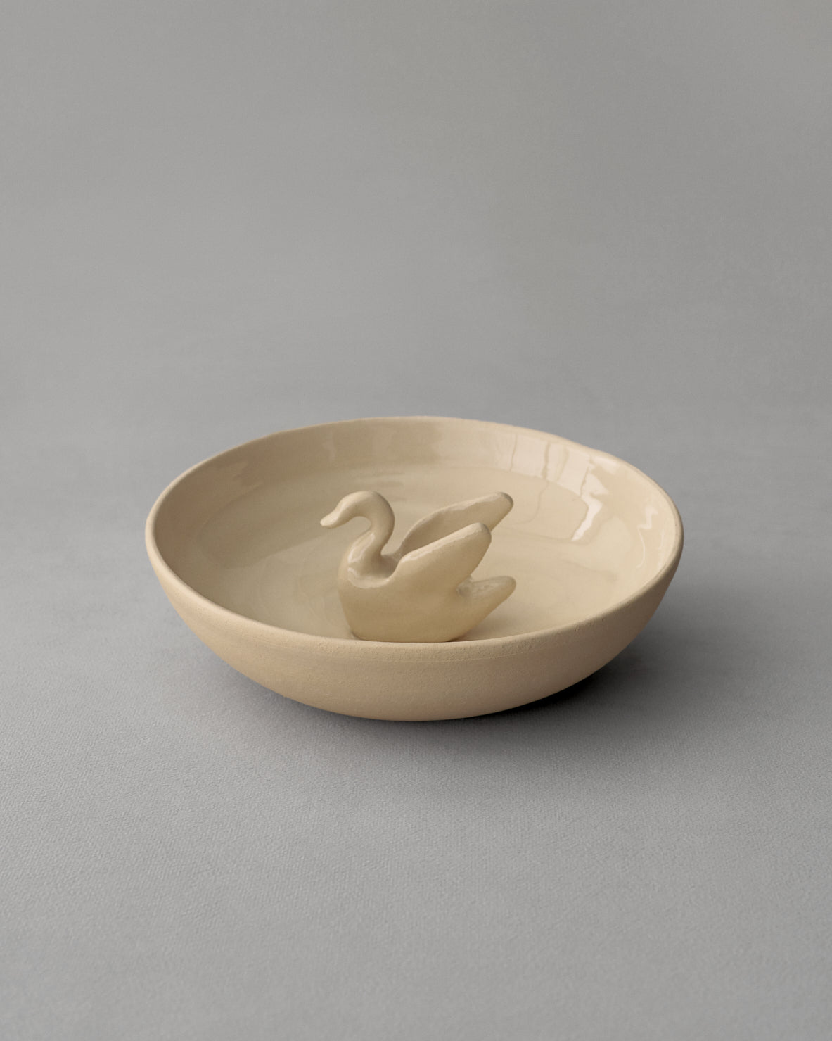 Купіть виріб ручної роботи Ceramic incense plate with swan figure "Swan" від Nadiia World. Ідеальний вибір для додавання вишуканості та шарму до вашого житлового простору або колекції особистих аксесуарів.