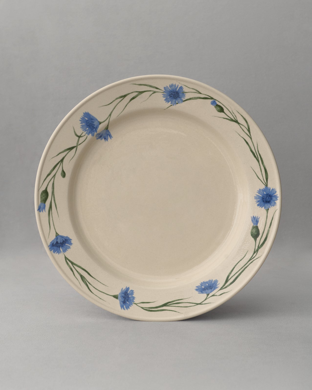 Купіть виріб ручної роботи Porcelain plate "Cornflowers" від Nadiia World. Ідеальний вибір для додавання вишуканості та шарму до вашого житлового простору або колекції особистих аксесуарів.