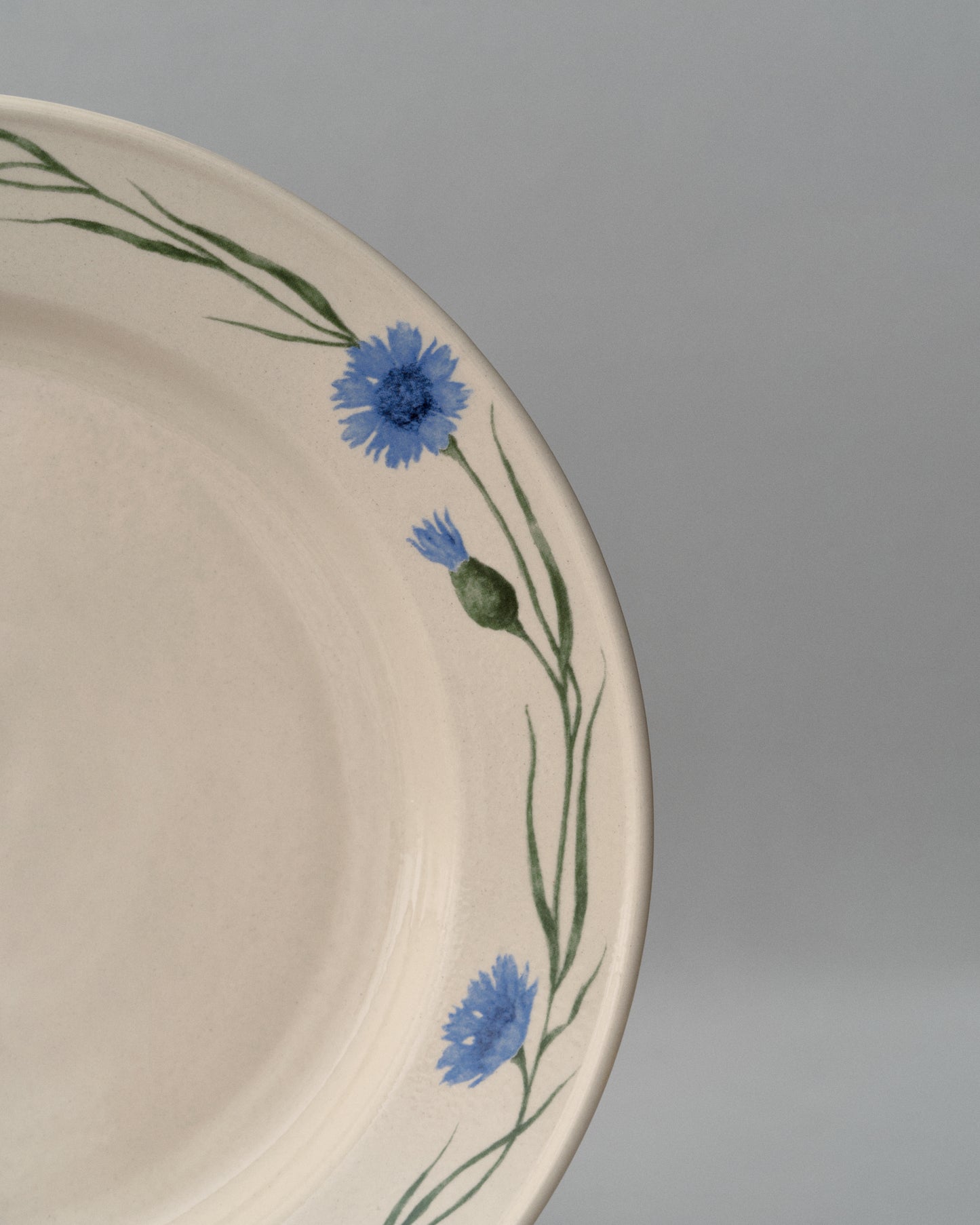 Купіть виріб ручної роботи Porcelain plate "Cornflowers" від Nadiia World. Ідеальний вибір для додавання вишуканості та шарму до вашого житлового простору або колекції особистих аксесуарів.