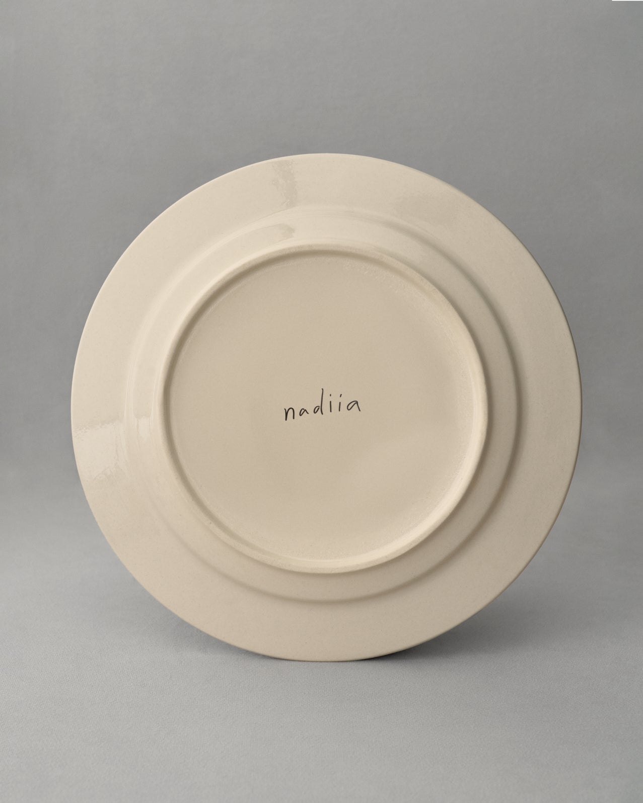 Купіть виріб ручної роботи Porcelain plate "Cornflowers" від Nadiia World. Ідеальний вибір для додавання вишуканості та шарму до вашого житлового простору або колекції особистих аксесуарів.