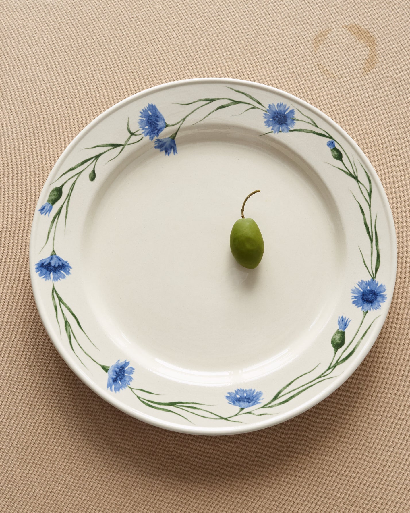 Купіть виріб ручної роботи Porcelain plate "Cornflowers" від Nadiia World. Ідеальний вибір для додавання вишуканості та шарму до вашого житлового простору або колекції особистих аксесуарів.