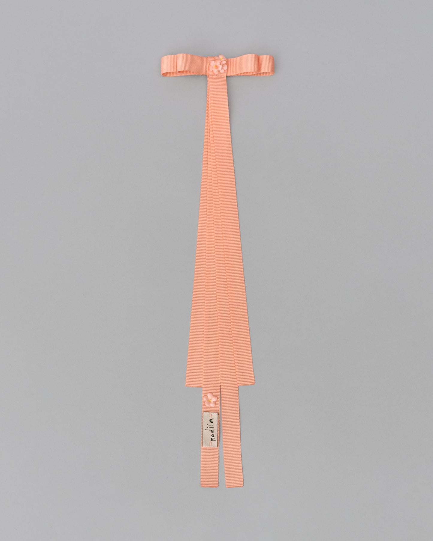 Купіть виріб ручної роботи Ribbon Barrette with flowers "Peach" від Nadiia World. Ідеальний вибір для додавання вишуканості та шарму до вашого житлового простору або колекції особистих аксесуарів.