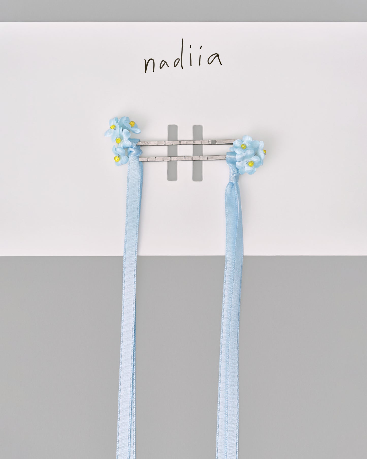 Купіть виріб ручної роботи Hair Clips Set "Snowflakes" від Nadiia World. Ідеальний вибір для додавання вишуканості та шарму до вашого житлового простору або колекції особистих аксесуарів.
