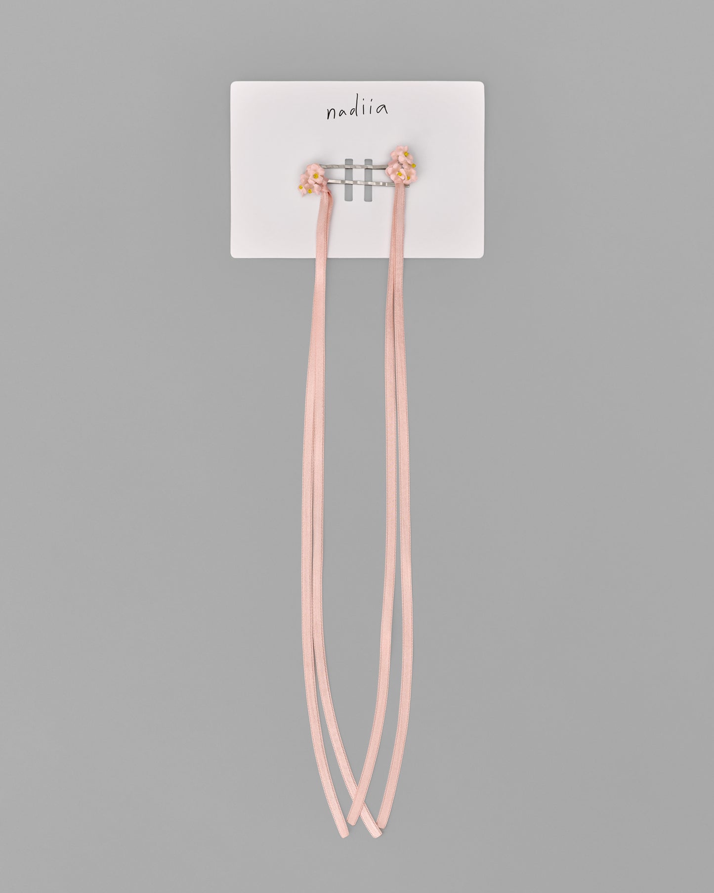 Купіть виріб ручної роботи Hair Clips Set "Apricot" від Nadiia World. Ідеальний вибір для додавання вишуканості та шарму до вашого житлового простору або колекції особистих аксесуарів.