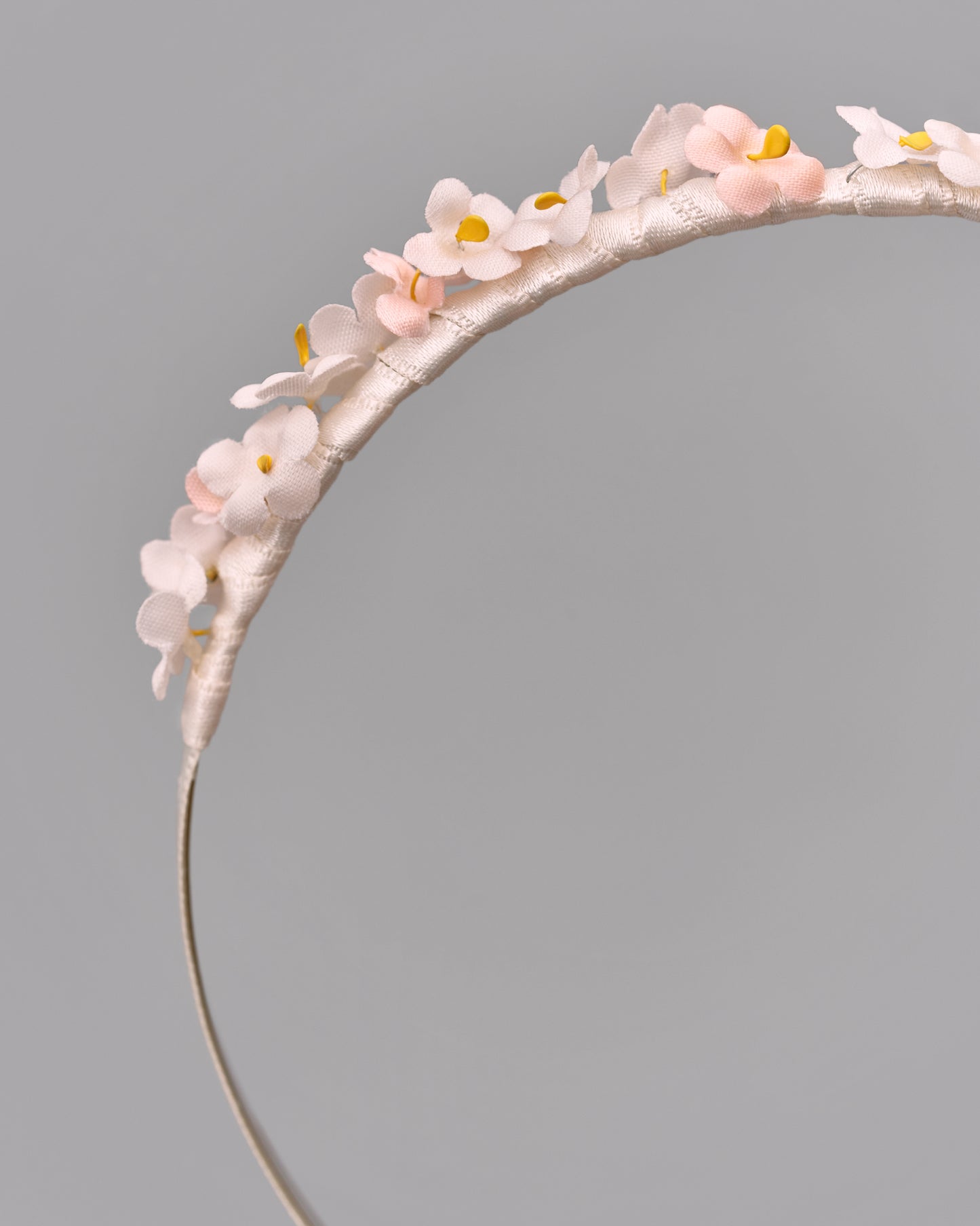 Купіть виріб ручної роботи Flower hairband "Tsarivna" in “Peach” від Nadiia World. Ідеальний вибір для додавання вишуканості та шарму до вашого житлового простору або колекції особистих аксесуарів.