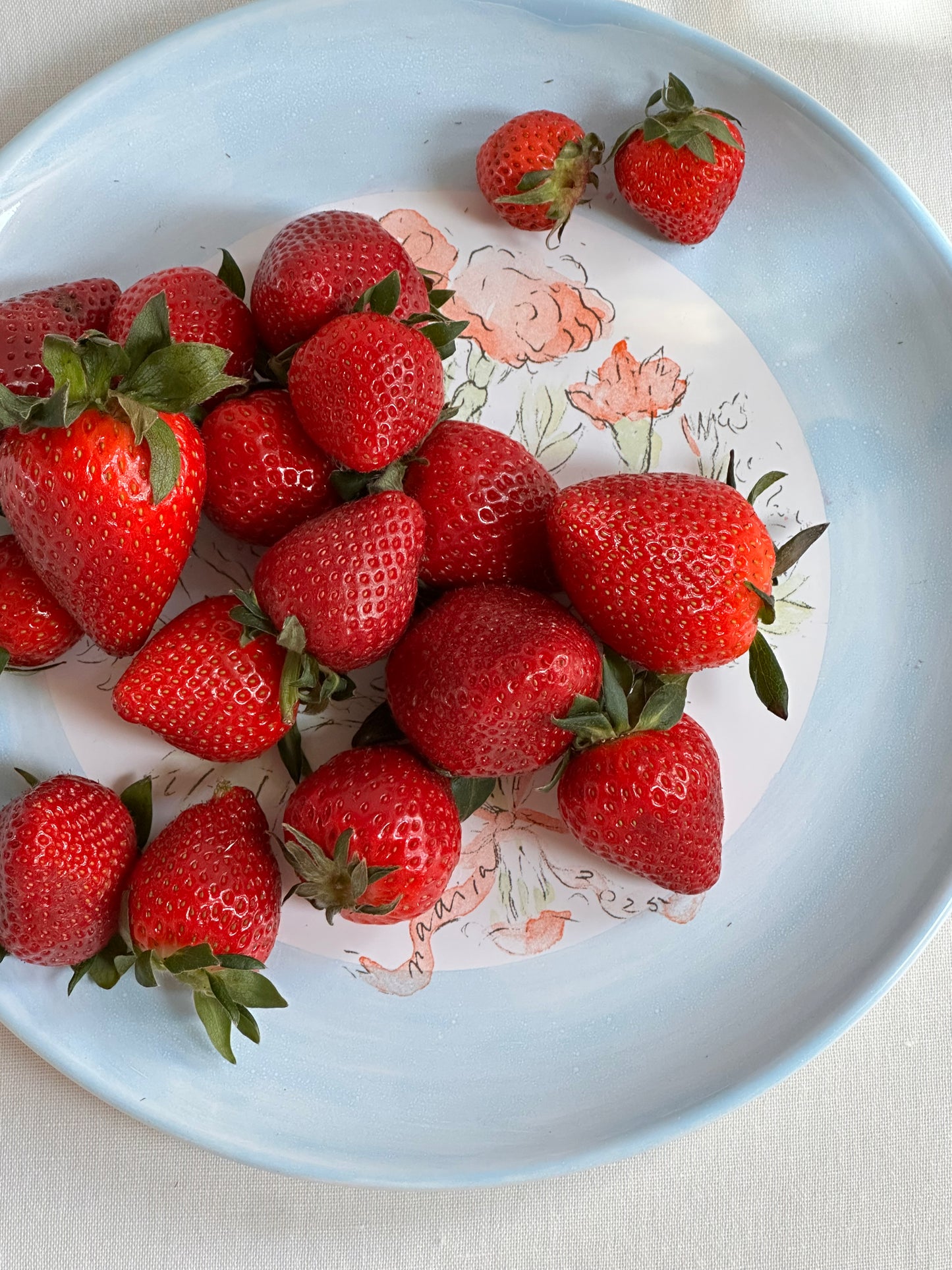 Купіть виріб ручної роботи Plate "Bouquet" від Nadiia World. Ідеальний вибір для додавання вишуканості та шарму до вашого житлового простору або колекції особистих аксесуарів.