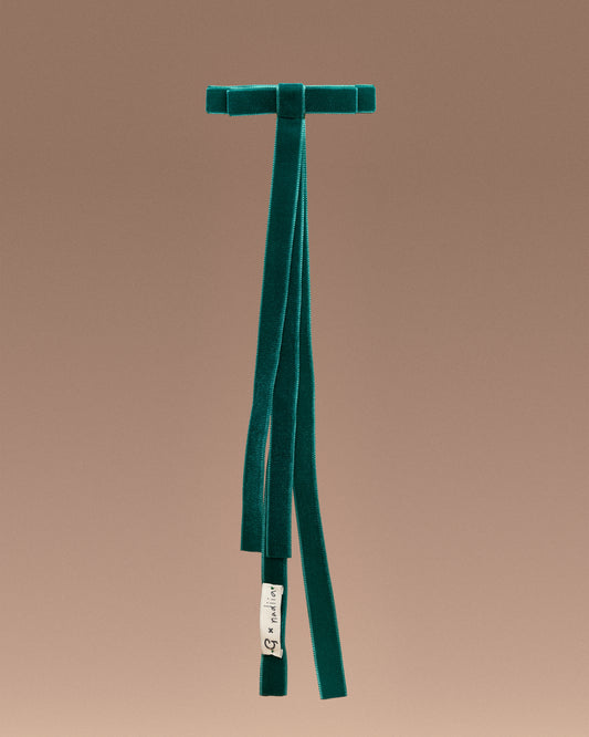 Купіть виріб ручної роботи Velvet Ribbon Barette "G x Nadiia" in Green від Nadiia World. Ідеальний вибір для додавання вишуканості та шарму до вашого житлового простору або колекції особистих аксесуарів.